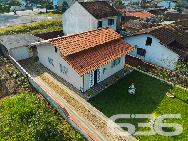 Descubra a harmonia perfeita entre tranquilidade e conveniência com esta encantadora residência térrea localizada no bairro Guanabara, em Joinville/SC. Esta casa padrão, oferece a base perfeita para quem busca conforto e qualidade de vida.

A residência se abre para um generoso jardim frontal, meticulosamente cuidado, onde cada detalhe do paisagismo contribui para uma atmosfera tranquila e convidativa. O acesso à casa é complementado por um caminho de pedras decorativas, ideal para suas caminhadas matinais ou para receber seus convidados com elegância.

Internamente, a casa é um verdadeiro refúgio de tranquilidade e bom gosto. A sala íntima convida ao descanso e à convivência, enquanto a cozinha, prática e funcional, é integrada à copa, facilitando o dia a dia e as refeições em família. A cozinha é o coração da casa, pronta para preparar suas receitas favoritas.

A residência conta com dois dormitórios arejados e bem iluminados, proporcionando o ambiente perfeito para um descanso tranquilo. Completam o imóvel um banheiro espaçoso, área de serviço prática e um lavabo adicional, garantindo funcionalidade e conforto para todos os moradores e visitantes.

O imóvel possui uma garagem, oferecendo não apenas segurança para seu veículo, mas também espaço adicional para armazenamento. Além disso, o portão eletrônico e o terreno totalmente murado garantem sua segurança e privacidade.

A casa é ideal para quem busca um refúgio da agitação urbana, mas sem abrir mão da conveniência de estar próximo a vias de acesso, transporte público, escolas e serviços essenciais.

E para quem pensa no futuro, a residência já possui estrutura pronta para a construção de um segundo piso, oferecendo possibilidades de expansão e personalização.

Se você procura uma casa que combine cuidado, conforto e possibilidades de crescimento, esta é uma oportunidade imperdível em Joinville. Agende uma visita e venha conhecer seu novo lar!
 
636 NEGÓCIOS IMOBILIÁRIOS: A SUA MELHOR ESCOLHA
Com mais de 30 anos de experiência, a 636 Negócios Imobiliários é sua parceira ideal para encontrar o imóvel perfeito. Estamos prontos para ajudá-lo a fazer deste imóvel o seu novo lar.
 
Telefone: (47) 3451-0636
WhatsApp: (47) 99190-0636
 
Não perca esta oportunidade única. Visite nosso site para mais informações: i636.com.br