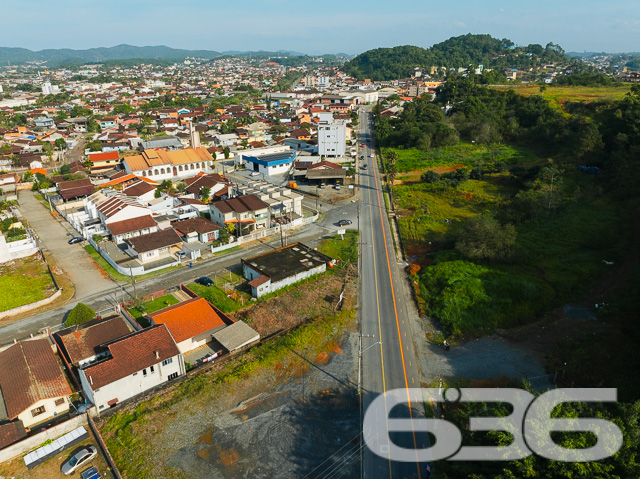 Descubra a harmonia perfeita entre tranquilidade e conveniência com esta encantadora residência térrea localizada no bairro Guanabara, em Joinville/SC. Esta casa padrão, oferece a base perfeita para quem busca conforto e qualidade de vida.

A residência se abre para um generoso jardim frontal, meticulosamente cuidado, onde cada detalhe do paisagismo contribui para uma atmosfera tranquila e convidativa. O acesso à casa é complementado por um caminho de pedras decorativas, ideal para suas caminhadas matinais ou para receber seus convidados com elegância.

Internamente, a casa é um verdadeiro refúgio de tranquilidade e bom gosto. A sala íntima convida ao descanso e à convivência, enquanto a cozinha, prática e funcional, é integrada à copa, facilitando o dia a dia e as refeições em família. A cozinha é o coração da casa, pronta para preparar suas receitas favoritas.

A residência conta com dois dormitórios arejados e bem iluminados, proporcionando o ambiente perfeito para um descanso tranquilo. Completam o imóvel um banheiro espaçoso, área de serviço prática e um lavabo adicional, garantindo funcionalidade e conforto para todos os moradores e visitantes.

O imóvel possui uma garagem, oferecendo não apenas segurança para seu veículo, mas também espaço adicional para armazenamento. Além disso, o portão eletrônico e o terreno totalmente murado garantem sua segurança e privacidade.

A casa é ideal para quem busca um refúgio da agitação urbana, mas sem abrir mão da conveniência de estar próximo a vias de acesso, transporte público, escolas e serviços essenciais.

E para quem pensa no futuro, a residência já possui estrutura pronta para a construção de um segundo piso, oferecendo possibilidades de expansão e personalização.

Se você procura uma casa que combine cuidado, conforto e possibilidades de crescimento, esta é uma oportunidade imperdível em Joinville. Agende uma visita e venha conhecer seu novo lar!
 
636 NEGÓCIOS IMOBILIÁRIOS: A SUA MELHOR ESCOLHA
Com mais de 30 anos de experiência, a 636 Negócios Imobiliários é sua parceira ideal para encontrar o imóvel perfeito. Estamos prontos para ajudá-lo a fazer deste imóvel o seu novo lar.
 
Telefone: (47) 3451-0636
WhatsApp: (47) 99190-0636
 
Não perca esta oportunidade única. Visite nosso site para mais informações: i636.com.br