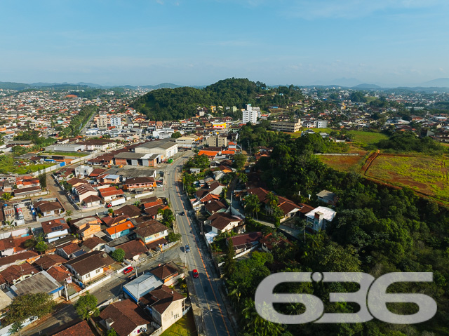 Descubra a harmonia perfeita entre tranquilidade e conveniência com esta encantadora residência térrea localizada no bairro Guanabara, em Joinville/SC. Esta casa padrão, oferece a base perfeita para quem busca conforto e qualidade de vida.

A residência se abre para um generoso jardim frontal, meticulosamente cuidado, onde cada detalhe do paisagismo contribui para uma atmosfera tranquila e convidativa. O acesso à casa é complementado por um caminho de pedras decorativas, ideal para suas caminhadas matinais ou para receber seus convidados com elegância.

Internamente, a casa é um verdadeiro refúgio de tranquilidade e bom gosto. A sala íntima convida ao descanso e à convivência, enquanto a cozinha, prática e funcional, é integrada à copa, facilitando o dia a dia e as refeições em família. A cozinha é o coração da casa, pronta para preparar suas receitas favoritas.

A residência conta com dois dormitórios arejados e bem iluminados, proporcionando o ambiente perfeito para um descanso tranquilo. Completam o imóvel um banheiro espaçoso, área de serviço prática e um lavabo adicional, garantindo funcionalidade e conforto para todos os moradores e visitantes.

O imóvel possui uma garagem, oferecendo não apenas segurança para seu veículo, mas também espaço adicional para armazenamento. Além disso, o portão eletrônico e o terreno totalmente murado garantem sua segurança e privacidade.

A casa é ideal para quem busca um refúgio da agitação urbana, mas sem abrir mão da conveniência de estar próximo a vias de acesso, transporte público, escolas e serviços essenciais.

E para quem pensa no futuro, a residência já possui estrutura pronta para a construção de um segundo piso, oferecendo possibilidades de expansão e personalização.

Se você procura uma casa que combine cuidado, conforto e possibilidades de crescimento, esta é uma oportunidade imperdível em Joinville. Agende uma visita e venha conhecer seu novo lar!
 
636 NEGÓCIOS IMOBILIÁRIOS: A SUA MELHOR ESCOLHA
Com mais de 30 anos de experiência, a 636 Negócios Imobiliários é sua parceira ideal para encontrar o imóvel perfeito. Estamos prontos para ajudá-lo a fazer deste imóvel o seu novo lar.
 
Telefone: (47) 3451-0636
WhatsApp: (47) 99190-0636
 
Não perca esta oportunidade única. Visite nosso site para mais informações: i636.com.br