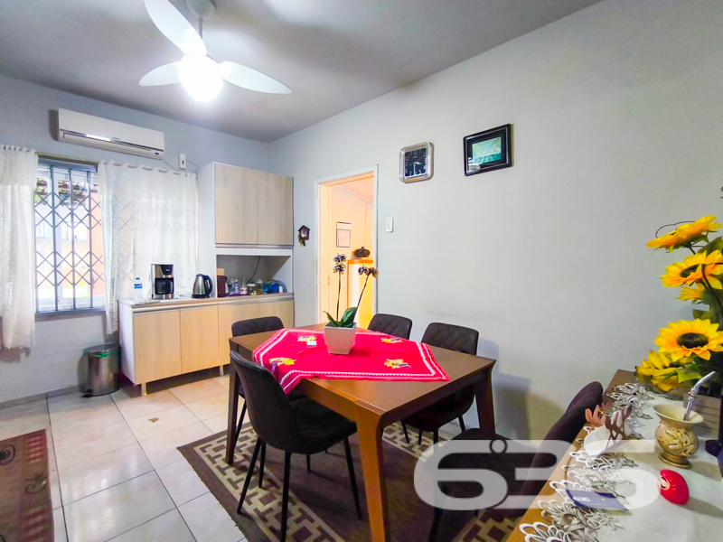 Imagine viver em uma residência que combina perfeitamente conforto, localização estratégica e amplo espaço, tudo isso em um imóvel que convida você a criar momentos inesquecíveis. Situada no charmoso bairro de Guanabara, em Joinville, SC, esta residência térrea encantadora pode ser a casa dos seus sonhos. Com uma área construída de 115,47 m² em um terreno de 375 m², ela oferece o equilíbrio ideal entre tamanho e comodidade.
Construída em 1985 e extremamente bem conservada, a casa possui três dormitórios aconchegantes, perfeitos para acomodar sua família com o conforto que vocês merecem. A sala de estar ampla e iluminada pela face norte do imóvel garante um ambiente acolhedor e convidativo. Cozinhar será um prazer na cozinha gourmet totalmente mobiliada, perfeita para reunir os amigos e a família em almoços de domingo.
Para sua comodidade, a casa dispõe de dois banheiros, garagem coberta para dois veículos, além de espaço adicional para mais dois carros na garagem descoberta. A edícula generosa nos fundos e a área de serviço integrada aumentam a praticidade do seu dia a dia, enquanto o gazebo ou pergolado no jardim proporciona uma área extra de relaxamento ao ar livre.
Viver aqui também significa conveniência. O imóvel está próximo de vias de acesso, transporte público, escolas, hospitais e outros serviços públicos essenciais, facilitando a sua rotina e proporcionando mais tempo para aquilo que realmente importa: você e sua família.
E não para por aí! Com portão eletrônico, grades de segurança, murado ou cercado, você pode aproveitar a tranquilidade e a segurança que merece. Além disso, a conexão por fibra óptica torna o home office uma experiência tranquila e estável.
Possui uma frente ampla com 14 metros de abertura em uma via movimentada, tornando-o também uma excelente escolha para quem busca um ponto comercial estratégico. E para os amantes dos animais, a boa notícia é que seus pets serão bem-vindos nesse ambiente.
A 636 Negócios Imobiliários, com seu mais de 30 anos de experiência, está pronta para guiá-lo nesta incrível oportunidade. Não perca a chance de transformar este imóvel no seu novo lar ou em uma estratégia inteligente de negócio. Entre em contato conosco pelo telefone (47) 3451-0636 ou WhatsApp (47) 99190-0636. Visite nosso site i636.com.br e descubra mais sobre essa e outras oportunidades incríveis que temos para oferecer.
Sua nova vida começa aqui!