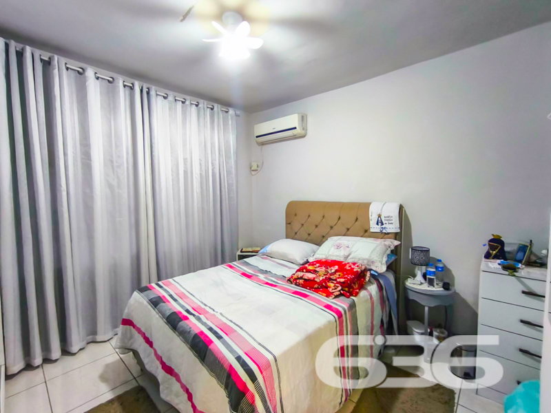 Imagine viver em uma residência que combina perfeitamente conforto, localização estratégica e amplo espaço, tudo isso em um imóvel que convida você a criar momentos inesquecíveis. Situada no charmoso bairro de Guanabara, em Joinville, SC, esta residência térrea encantadora pode ser a casa dos seus sonhos. Com uma área construída de 115,47 m² em um terreno de 375 m², ela oferece o equilíbrio ideal entre tamanho e comodidade.
Construída em 1985 e extremamente bem conservada, a casa possui três dormitórios aconchegantes, perfeitos para acomodar sua família com o conforto que vocês merecem. A sala de estar ampla e iluminada pela face norte do imóvel garante um ambiente acolhedor e convidativo. Cozinhar será um prazer na cozinha gourmet totalmente mobiliada, perfeita para reunir os amigos e a família em almoços de domingo.
Para sua comodidade, a casa dispõe de dois banheiros, garagem coberta para dois veículos, além de espaço adicional para mais dois carros na garagem descoberta. A edícula generosa nos fundos e a área de serviço integrada aumentam a praticidade do seu dia a dia, enquanto o gazebo ou pergolado no jardim proporciona uma área extra de relaxamento ao ar livre.
Viver aqui também significa conveniência. O imóvel está próximo de vias de acesso, transporte público, escolas, hospitais e outros serviços públicos essenciais, facilitando a sua rotina e proporcionando mais tempo para aquilo que realmente importa: você e sua família.
E não para por aí! Com portão eletrônico, grades de segurança, murado ou cercado, você pode aproveitar a tranquilidade e a segurança que merece. Além disso, a conexão por fibra óptica torna o home office uma experiência tranquila e estável.
Possui uma frente ampla com 14 metros de abertura em uma via movimentada, tornando-o também uma excelente escolha para quem busca um ponto comercial estratégico. E para os amantes dos animais, a boa notícia é que seus pets serão bem-vindos nesse ambiente.
A 636 Negócios Imobiliários, com seu mais de 30 anos de experiência, está pronta para guiá-lo nesta incrível oportunidade. Não perca a chance de transformar este imóvel no seu novo lar ou em uma estratégia inteligente de negócio. Entre em contato conosco pelo telefone (47) 3451-0636 ou WhatsApp (47) 99190-0636. Visite nosso site i636.com.br e descubra mais sobre essa e outras oportunidades incríveis que temos para oferecer.
Sua nova vida começa aqui!