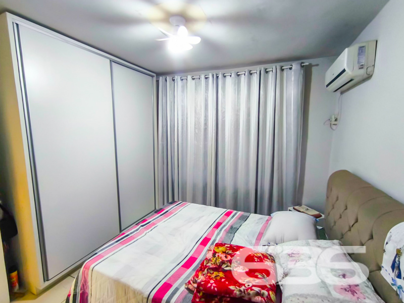 Imagine viver em uma residência que combina perfeitamente conforto, localização estratégica e amplo espaço, tudo isso em um imóvel que convida você a criar momentos inesquecíveis. Situada no charmoso bairro de Guanabara, em Joinville, SC, esta residência térrea encantadora pode ser a casa dos seus sonhos. Com uma área construída de 115,47 m² em um terreno de 375 m², ela oferece o equilíbrio ideal entre tamanho e comodidade.
Construída em 1985 e extremamente bem conservada, a casa possui três dormitórios aconchegantes, perfeitos para acomodar sua família com o conforto que vocês merecem. A sala de estar ampla e iluminada pela face norte do imóvel garante um ambiente acolhedor e convidativo. Cozinhar será um prazer na cozinha gourmet totalmente mobiliada, perfeita para reunir os amigos e a família em almoços de domingo.
Para sua comodidade, a casa dispõe de dois banheiros, garagem coberta para dois veículos, além de espaço adicional para mais dois carros na garagem descoberta. A edícula generosa nos fundos e a área de serviço integrada aumentam a praticidade do seu dia a dia, enquanto o gazebo ou pergolado no jardim proporciona uma área extra de relaxamento ao ar livre.
Viver aqui também significa conveniência. O imóvel está próximo de vias de acesso, transporte público, escolas, hospitais e outros serviços públicos essenciais, facilitando a sua rotina e proporcionando mais tempo para aquilo que realmente importa: você e sua família.
E não para por aí! Com portão eletrônico, grades de segurança, murado ou cercado, você pode aproveitar a tranquilidade e a segurança que merece. Além disso, a conexão por fibra óptica torna o home office uma experiência tranquila e estável.
Possui uma frente ampla com 14 metros de abertura em uma via movimentada, tornando-o também uma excelente escolha para quem busca um ponto comercial estratégico. E para os amantes dos animais, a boa notícia é que seus pets serão bem-vindos nesse ambiente.
A 636 Negócios Imobiliários, com seu mais de 30 anos de experiência, está pronta para guiá-lo nesta incrível oportunidade. Não perca a chance de transformar este imóvel no seu novo lar ou em uma estratégia inteligente de negócio. Entre em contato conosco pelo telefone (47) 3451-0636 ou WhatsApp (47) 99190-0636. Visite nosso site i636.com.br e descubra mais sobre essa e outras oportunidades incríveis que temos para oferecer.
Sua nova vida começa aqui!