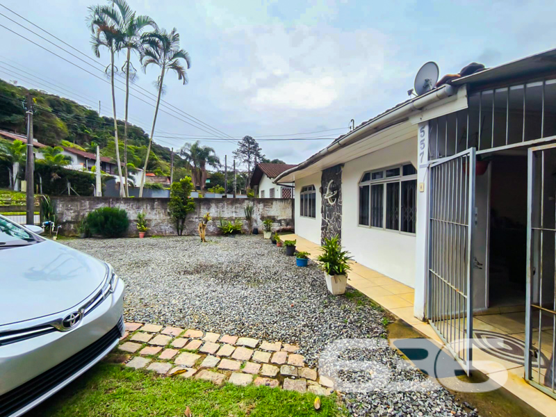 Imagine viver em uma residência que combina perfeitamente conforto, localização estratégica e amplo espaço, tudo isso em um imóvel que convida você a criar momentos inesquecíveis. Situada no charmoso bairro de Guanabara, em Joinville, SC, esta residência térrea encantadora pode ser a casa dos seus sonhos. Com uma área construída de 115,47 m² em um terreno de 375 m², ela oferece o equilíbrio ideal entre tamanho e comodidade.
Construída em 1985 e extremamente bem conservada, a casa possui três dormitórios aconchegantes, perfeitos para acomodar sua família com o conforto que vocês merecem. A sala de estar ampla e iluminada pela face norte do imóvel garante um ambiente acolhedor e convidativo. Cozinhar será um prazer na cozinha gourmet totalmente mobiliada, perfeita para reunir os amigos e a família em almoços de domingo.
Para sua comodidade, a casa dispõe de dois banheiros, garagem coberta para dois veículos, além de espaço adicional para mais dois carros na garagem descoberta. A edícula generosa nos fundos e a área de serviço integrada aumentam a praticidade do seu dia a dia, enquanto o gazebo ou pergolado no jardim proporciona uma área extra de relaxamento ao ar livre.
Viver aqui também significa conveniência. O imóvel está próximo de vias de acesso, transporte público, escolas, hospitais e outros serviços públicos essenciais, facilitando a sua rotina e proporcionando mais tempo para aquilo que realmente importa: você e sua família.
E não para por aí! Com portão eletrônico, grades de segurança, murado ou cercado, você pode aproveitar a tranquilidade e a segurança que merece. Além disso, a conexão por fibra óptica torna o home office uma experiência tranquila e estável.
Possui uma frente ampla com 14 metros de abertura em uma via movimentada, tornando-o também uma excelente escolha para quem busca um ponto comercial estratégico. E para os amantes dos animais, a boa notícia é que seus pets serão bem-vindos nesse ambiente.
A 636 Negócios Imobiliários, com seu mais de 30 anos de experiência, está pronta para guiá-lo nesta incrível oportunidade. Não perca a chance de transformar este imóvel no seu novo lar ou em uma estratégia inteligente de negócio. Entre em contato conosco pelo telefone (47) 3451-0636 ou WhatsApp (47) 99190-0636. Visite nosso site i636.com.br e descubra mais sobre essa e outras oportunidades incríveis que temos para oferecer.
Sua nova vida começa aqui!