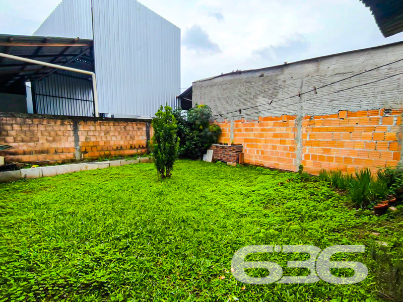 Imagine viver em uma residência que combina perfeitamente conforto, localização estratégica e amplo espaço, tudo isso em um imóvel que convida você a criar momentos inesquecíveis. Situada no charmoso bairro de Guanabara, em Joinville, SC, esta residência térrea encantadora pode ser a casa dos seus sonhos. Com uma área construída de 115,47 m² em um terreno de 375 m², ela oferece o equilíbrio ideal entre tamanho e comodidade.
Construída em 1985 e extremamente bem conservada, a casa possui três dormitórios aconchegantes, perfeitos para acomodar sua família com o conforto que vocês merecem. A sala de estar ampla e iluminada pela face norte do imóvel garante um ambiente acolhedor e convidativo. Cozinhar será um prazer na cozinha gourmet totalmente mobiliada, perfeita para reunir os amigos e a família em almoços de domingo.
Para sua comodidade, a casa dispõe de dois banheiros, garagem coberta para dois veículos, além de espaço adicional para mais dois carros na garagem descoberta. A edícula generosa nos fundos e a área de serviço integrada aumentam a praticidade do seu dia a dia, enquanto o gazebo ou pergolado no jardim proporciona uma área extra de relaxamento ao ar livre.
Viver aqui também significa conveniência. O imóvel está próximo de vias de acesso, transporte público, escolas, hospitais e outros serviços públicos essenciais, facilitando a sua rotina e proporcionando mais tempo para aquilo que realmente importa: você e sua família.
E não para por aí! Com portão eletrônico, grades de segurança, murado ou cercado, você pode aproveitar a tranquilidade e a segurança que merece. Além disso, a conexão por fibra óptica torna o home office uma experiência tranquila e estável.
Possui uma frente ampla com 14 metros de abertura em uma via movimentada, tornando-o também uma excelente escolha para quem busca um ponto comercial estratégico. E para os amantes dos animais, a boa notícia é que seus pets serão bem-vindos nesse ambiente.
A 636 Negócios Imobiliários, com seu mais de 30 anos de experiência, está pronta para guiá-lo nesta incrível oportunidade. Não perca a chance de transformar este imóvel no seu novo lar ou em uma estratégia inteligente de negócio. Entre em contato conosco pelo telefone (47) 3451-0636 ou WhatsApp (47) 99190-0636. Visite nosso site i636.com.br e descubra mais sobre essa e outras oportunidades incríveis que temos para oferecer.
Sua nova vida começa aqui!