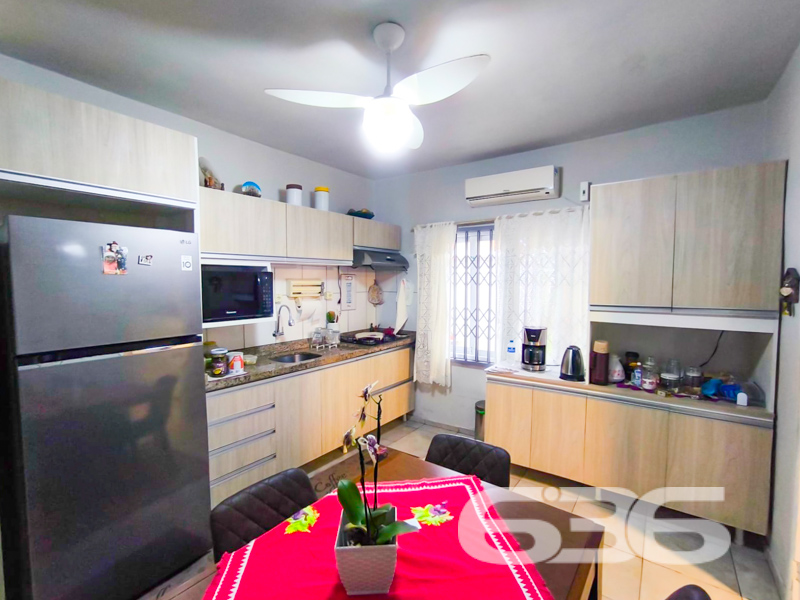 Imagine viver em uma residência que combina perfeitamente conforto, localização estratégica e amplo espaço, tudo isso em um imóvel que convida você a criar momentos inesquecíveis. Situada no charmoso bairro de Guanabara, em Joinville, SC, esta residência térrea encantadora pode ser a casa dos seus sonhos. Com uma área construída de 115,47 m² em um terreno de 375 m², ela oferece o equilíbrio ideal entre tamanho e comodidade.
Construída em 1985 e extremamente bem conservada, a casa possui três dormitórios aconchegantes, perfeitos para acomodar sua família com o conforto que vocês merecem. A sala de estar ampla e iluminada pela face norte do imóvel garante um ambiente acolhedor e convidativo. Cozinhar será um prazer na cozinha gourmet totalmente mobiliada, perfeita para reunir os amigos e a família em almoços de domingo.
Para sua comodidade, a casa dispõe de dois banheiros, garagem coberta para dois veículos, além de espaço adicional para mais dois carros na garagem descoberta. A edícula generosa nos fundos e a área de serviço integrada aumentam a praticidade do seu dia a dia, enquanto o gazebo ou pergolado no jardim proporciona uma área extra de relaxamento ao ar livre.
Viver aqui também significa conveniência. O imóvel está próximo de vias de acesso, transporte público, escolas, hospitais e outros serviços públicos essenciais, facilitando a sua rotina e proporcionando mais tempo para aquilo que realmente importa: você e sua família.
E não para por aí! Com portão eletrônico, grades de segurança, murado ou cercado, você pode aproveitar a tranquilidade e a segurança que merece. Além disso, a conexão por fibra óptica torna o home office uma experiência tranquila e estável.
Possui uma frente ampla com 14 metros de abertura em uma via movimentada, tornando-o também uma excelente escolha para quem busca um ponto comercial estratégico. E para os amantes dos animais, a boa notícia é que seus pets serão bem-vindos nesse ambiente.
A 636 Negócios Imobiliários, com seu mais de 30 anos de experiência, está pronta para guiá-lo nesta incrível oportunidade. Não perca a chance de transformar este imóvel no seu novo lar ou em uma estratégia inteligente de negócio. Entre em contato conosco pelo telefone (47) 3451-0636 ou WhatsApp (47) 99190-0636. Visite nosso site i636.com.br e descubra mais sobre essa e outras oportunidades incríveis que temos para oferecer.
Sua nova vida começa aqui!