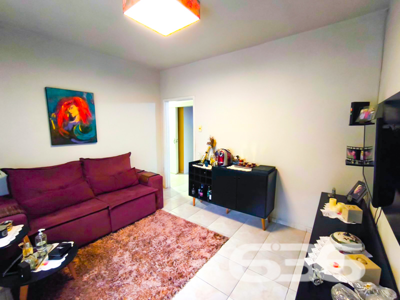 Imagine viver em uma residência que combina perfeitamente conforto, localização estratégica e amplo espaço, tudo isso em um imóvel que convida você a criar momentos inesquecíveis. Situada no charmoso bairro de Guanabara, em Joinville, SC, esta residência térrea encantadora pode ser a casa dos seus sonhos. Com uma área construída de 115,47 m² em um terreno de 375 m², ela oferece o equilíbrio ideal entre tamanho e comodidade.
Construída em 1985 e extremamente bem conservada, a casa possui três dormitórios aconchegantes, perfeitos para acomodar sua família com o conforto que vocês merecem. A sala de estar ampla e iluminada pela face norte do imóvel garante um ambiente acolhedor e convidativo. Cozinhar será um prazer na cozinha gourmet totalmente mobiliada, perfeita para reunir os amigos e a família em almoços de domingo.
Para sua comodidade, a casa dispõe de dois banheiros, garagem coberta para dois veículos, além de espaço adicional para mais dois carros na garagem descoberta. A edícula generosa nos fundos e a área de serviço integrada aumentam a praticidade do seu dia a dia, enquanto o gazebo ou pergolado no jardim proporciona uma área extra de relaxamento ao ar livre.
Viver aqui também significa conveniência. O imóvel está próximo de vias de acesso, transporte público, escolas, hospitais e outros serviços públicos essenciais, facilitando a sua rotina e proporcionando mais tempo para aquilo que realmente importa: você e sua família.
E não para por aí! Com portão eletrônico, grades de segurança, murado ou cercado, você pode aproveitar a tranquilidade e a segurança que merece. Além disso, a conexão por fibra óptica torna o home office uma experiência tranquila e estável.
Possui uma frente ampla com 14 metros de abertura em uma via movimentada, tornando-o também uma excelente escolha para quem busca um ponto comercial estratégico. E para os amantes dos animais, a boa notícia é que seus pets serão bem-vindos nesse ambiente.
A 636 Negócios Imobiliários, com seu mais de 30 anos de experiência, está pronta para guiá-lo nesta incrível oportunidade. Não perca a chance de transformar este imóvel no seu novo lar ou em uma estratégia inteligente de negócio. Entre em contato conosco pelo telefone (47) 3451-0636 ou WhatsApp (47) 99190-0636. Visite nosso site i636.com.br e descubra mais sobre essa e outras oportunidades incríveis que temos para oferecer.
Sua nova vida começa aqui!