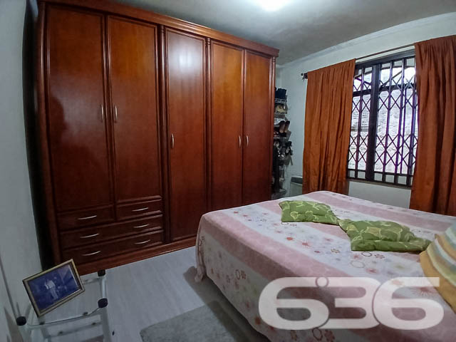 Residência Térrea à Venda no Bairro Guanabara, Joinville - SC

Se você procura uma casa espaçosa, aconchegante e bem localizada, essa é a oportunidade ideal! Situada no bairro Guanabara, em Joinville, essa residência térrea oferece conforto e praticidade.

Composição do Imóvel:

2 Dormitórios + 1 Suíte: Quartos amplos, bem iluminados e arejados, sendo a suíte um destaque com espaço para total privacidade e conforto.
2 Banheiros completos: Com acabamentos de qualidade e bom espaço interno, oferecendo praticidade no dia a dia.
Sala de Estar: Confortável e bem distribuída, ideal para momentos em família ou receber amigos.
Cozinha ampla: Armários embutidos, bancadas de granito e um espaço planejado para tornar as refeições ainda mais agradáveis.
Área de Serviço: Completa e de fácil acesso, com tudo que você precisa para o cuidado do lar.
Garagem: Vagas para até 2 carros, sendo uma coberta e outra descoberta.
Jardim: Um belo espaço verde na frente da casa, perfeito para quem gosta de plantas e aprecia um ambiente mais natural.
Diferenciais:

Portão Eletrônico: Para maior segurança e comodidade no seu dia a dia.
Murado e Cercado: Imóvel totalmente protegido, garantindo privacidade para toda a família.
Permite Animais: Ideal para quem tem pets e quer um ambiente seguro e espaçoso para eles.
Despensa: Espaço extra para organização e armazenamento.

Localização Privilegiada:

Próximo a vias de acesso rápido, facilitando sua locomoção para qualquer ponto da cidade.
Proximidade com Serviços: A poucos minutos de escolas, hospitais, supermercados, e serviços públicos essenciais.
Shopping e Comércio Local: Facilidade de acesso a centros comerciais, shoppings e transporte público, garantindo conforto e conveniência no seu dia a dia.
Bairro Guanabara - Joinville/SC: Conhecido por sua tranquilidade e excelente infraestrutura, o bairro é um dos mais tradicionais e desejados da cidade, perfeito para quem procura qualidade de vida. A rua pavimentada e o fácil acesso a serviços e lazer tornam este imóvel uma excelente opção de moradia.

Esta é a oportunidade que você esperava para adquirir um imóvel completo, com espaço de sobra para toda a sua família, em um dos melhores bairros de Joinville. Não perca tempo! Entre em contato conosco e agende uma visita para conhecer essa residência maravilhosa.
 
636 NEGÓCIOS IMOBILIÁRIOS: A SUA MELHOR ESCOLHA
Com mais de 30 anos de experiência, a 636 Negócios Imobiliários é sua parceira ideal para encontrar o imóvel perfeito. Estamos prontos para ajudá-lo a fazer deste imóvel o seu novo lar.
 
Telefone: (47) 3451-0636
WhatsApp: (47) 99190-0636
 
Não perca esta oportunidade única. Visite nosso site para mais informações: i636.com.br