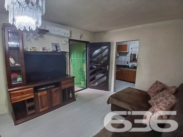 Residência Térrea à Venda no Bairro Guanabara, Joinville - SC

Se você procura uma casa espaçosa, aconchegante e bem localizada, essa é a oportunidade ideal! Situada no bairro Guanabara, em Joinville, essa residência térrea oferece conforto e praticidade.

Composição do Imóvel:

2 Dormitórios + 1 Suíte: Quartos amplos, bem iluminados e arejados, sendo a suíte um destaque com espaço para total privacidade e conforto.
2 Banheiros completos: Com acabamentos de qualidade e bom espaço interno, oferecendo praticidade no dia a dia.
Sala de Estar: Confortável e bem distribuída, ideal para momentos em família ou receber amigos.
Cozinha ampla: Armários embutidos, bancadas de granito e um espaço planejado para tornar as refeições ainda mais agradáveis.
Área de Serviço: Completa e de fácil acesso, com tudo que você precisa para o cuidado do lar.
Garagem: Vagas para até 2 carros, sendo uma coberta e outra descoberta.
Jardim: Um belo espaço verde na frente da casa, perfeito para quem gosta de plantas e aprecia um ambiente mais natural.
Diferenciais:

Portão Eletrônico: Para maior segurança e comodidade no seu dia a dia.
Murado e Cercado: Imóvel totalmente protegido, garantindo privacidade para toda a família.
Permite Animais: Ideal para quem tem pets e quer um ambiente seguro e espaçoso para eles.
Despensa: Espaço extra para organização e armazenamento.

Localização Privilegiada:

Próximo a vias de acesso rápido, facilitando sua locomoção para qualquer ponto da cidade.
Proximidade com Serviços: A poucos minutos de escolas, hospitais, supermercados, e serviços públicos essenciais.
Shopping e Comércio Local: Facilidade de acesso a centros comerciais, shoppings e transporte público, garantindo conforto e conveniência no seu dia a dia.
Bairro Guanabara - Joinville/SC: Conhecido por sua tranquilidade e excelente infraestrutura, o bairro é um dos mais tradicionais e desejados da cidade, perfeito para quem procura qualidade de vida. A rua pavimentada e o fácil acesso a serviços e lazer tornam este imóvel uma excelente opção de moradia.

Esta é a oportunidade que você esperava para adquirir um imóvel completo, com espaço de sobra para toda a sua família, em um dos melhores bairros de Joinville. Não perca tempo! Entre em contato conosco e agende uma visita para conhecer essa residência maravilhosa.
 
636 NEGÓCIOS IMOBILIÁRIOS: A SUA MELHOR ESCOLHA
Com mais de 30 anos de experiência, a 636 Negócios Imobiliários é sua parceira ideal para encontrar o imóvel perfeito. Estamos prontos para ajudá-lo a fazer deste imóvel o seu novo lar.
 
Telefone: (47) 3451-0636
WhatsApp: (47) 99190-0636
 
Não perca esta oportunidade única. Visite nosso site para mais informações: i636.com.br