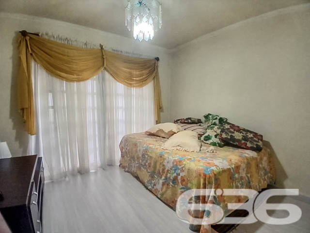 Residência Térrea à Venda no Bairro Guanabara, Joinville - SC

Se você procura uma casa espaçosa, aconchegante e bem localizada, essa é a oportunidade ideal! Situada no bairro Guanabara, em Joinville, essa residência térrea oferece conforto e praticidade.

Composição do Imóvel:

2 Dormitórios + 1 Suíte: Quartos amplos, bem iluminados e arejados, sendo a suíte um destaque com espaço para total privacidade e conforto.
2 Banheiros completos: Com acabamentos de qualidade e bom espaço interno, oferecendo praticidade no dia a dia.
Sala de Estar: Confortável e bem distribuída, ideal para momentos em família ou receber amigos.
Cozinha ampla: Armários embutidos, bancadas de granito e um espaço planejado para tornar as refeições ainda mais agradáveis.
Área de Serviço: Completa e de fácil acesso, com tudo que você precisa para o cuidado do lar.
Garagem: Vagas para até 2 carros, sendo uma coberta e outra descoberta.
Jardim: Um belo espaço verde na frente da casa, perfeito para quem gosta de plantas e aprecia um ambiente mais natural.
Diferenciais:

Portão Eletrônico: Para maior segurança e comodidade no seu dia a dia.
Murado e Cercado: Imóvel totalmente protegido, garantindo privacidade para toda a família.
Permite Animais: Ideal para quem tem pets e quer um ambiente seguro e espaçoso para eles.
Despensa: Espaço extra para organização e armazenamento.

Localização Privilegiada:

Próximo a vias de acesso rápido, facilitando sua locomoção para qualquer ponto da cidade.
Proximidade com Serviços: A poucos minutos de escolas, hospitais, supermercados, e serviços públicos essenciais.
Shopping e Comércio Local: Facilidade de acesso a centros comerciais, shoppings e transporte público, garantindo conforto e conveniência no seu dia a dia.
Bairro Guanabara - Joinville/SC: Conhecido por sua tranquilidade e excelente infraestrutura, o bairro é um dos mais tradicionais e desejados da cidade, perfeito para quem procura qualidade de vida. A rua pavimentada e o fácil acesso a serviços e lazer tornam este imóvel uma excelente opção de moradia.

Esta é a oportunidade que você esperava para adquirir um imóvel completo, com espaço de sobra para toda a sua família, em um dos melhores bairros de Joinville. Não perca tempo! Entre em contato conosco e agende uma visita para conhecer essa residência maravilhosa.
 
636 NEGÓCIOS IMOBILIÁRIOS: A SUA MELHOR ESCOLHA
Com mais de 30 anos de experiência, a 636 Negócios Imobiliários é sua parceira ideal para encontrar o imóvel perfeito. Estamos prontos para ajudá-lo a fazer deste imóvel o seu novo lar.
 
Telefone: (47) 3451-0636
WhatsApp: (47) 99190-0636
 
Não perca esta oportunidade única. Visite nosso site para mais informações: i636.com.br