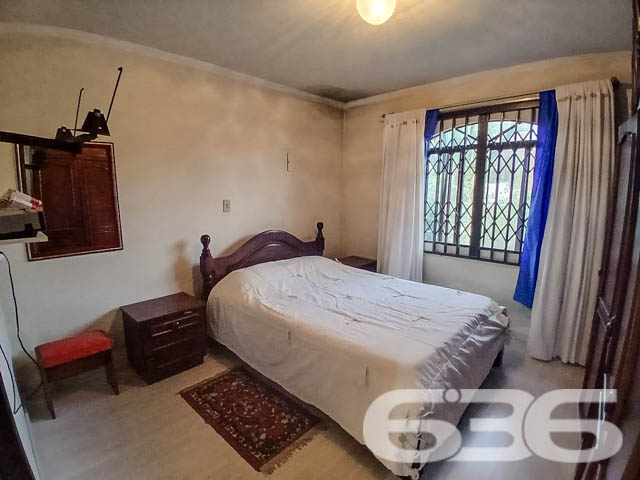 Residência Térrea à Venda no Bairro Guanabara, Joinville - SC

Se você procura uma casa espaçosa, aconchegante e bem localizada, essa é a oportunidade ideal! Situada no bairro Guanabara, em Joinville, essa residência térrea oferece conforto e praticidade.

Composição do Imóvel:

2 Dormitórios + 1 Suíte: Quartos amplos, bem iluminados e arejados, sendo a suíte um destaque com espaço para total privacidade e conforto.
2 Banheiros completos: Com acabamentos de qualidade e bom espaço interno, oferecendo praticidade no dia a dia.
Sala de Estar: Confortável e bem distribuída, ideal para momentos em família ou receber amigos.
Cozinha ampla: Armários embutidos, bancadas de granito e um espaço planejado para tornar as refeições ainda mais agradáveis.
Área de Serviço: Completa e de fácil acesso, com tudo que você precisa para o cuidado do lar.
Garagem: Vagas para até 2 carros, sendo uma coberta e outra descoberta.
Jardim: Um belo espaço verde na frente da casa, perfeito para quem gosta de plantas e aprecia um ambiente mais natural.
Diferenciais:

Portão Eletrônico: Para maior segurança e comodidade no seu dia a dia.
Murado e Cercado: Imóvel totalmente protegido, garantindo privacidade para toda a família.
Permite Animais: Ideal para quem tem pets e quer um ambiente seguro e espaçoso para eles.
Despensa: Espaço extra para organização e armazenamento.

Localização Privilegiada:

Próximo a vias de acesso rápido, facilitando sua locomoção para qualquer ponto da cidade.
Proximidade com Serviços: A poucos minutos de escolas, hospitais, supermercados, e serviços públicos essenciais.
Shopping e Comércio Local: Facilidade de acesso a centros comerciais, shoppings e transporte público, garantindo conforto e conveniência no seu dia a dia.
Bairro Guanabara - Joinville/SC: Conhecido por sua tranquilidade e excelente infraestrutura, o bairro é um dos mais tradicionais e desejados da cidade, perfeito para quem procura qualidade de vida. A rua pavimentada e o fácil acesso a serviços e lazer tornam este imóvel uma excelente opção de moradia.

Esta é a oportunidade que você esperava para adquirir um imóvel completo, com espaço de sobra para toda a sua família, em um dos melhores bairros de Joinville. Não perca tempo! Entre em contato conosco e agende uma visita para conhecer essa residência maravilhosa.
 
636 NEGÓCIOS IMOBILIÁRIOS: A SUA MELHOR ESCOLHA
Com mais de 30 anos de experiência, a 636 Negócios Imobiliários é sua parceira ideal para encontrar o imóvel perfeito. Estamos prontos para ajudá-lo a fazer deste imóvel o seu novo lar.
 
Telefone: (47) 3451-0636
WhatsApp: (47) 99190-0636
 
Não perca esta oportunidade única. Visite nosso site para mais informações: i636.com.br