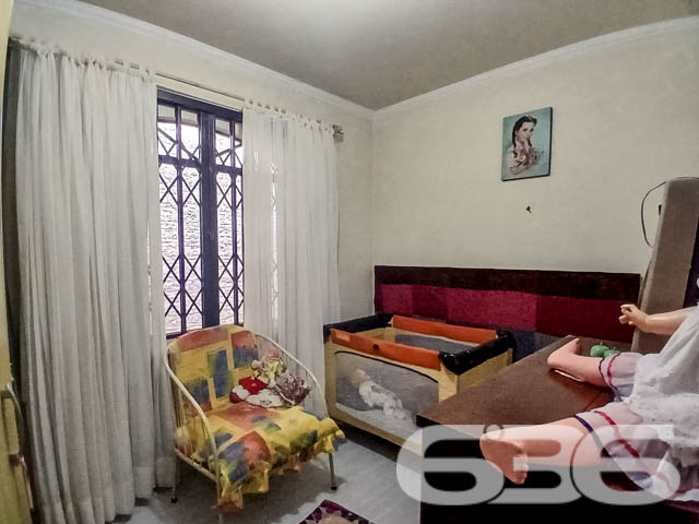 Residência Térrea à Venda no Bairro Guanabara, Joinville - SC

Se você procura uma casa espaçosa, aconchegante e bem localizada, essa é a oportunidade ideal! Situada no bairro Guanabara, em Joinville, essa residência térrea oferece conforto e praticidade.

Composição do Imóvel:

2 Dormitórios + 1 Suíte: Quartos amplos, bem iluminados e arejados, sendo a suíte um destaque com espaço para total privacidade e conforto.
2 Banheiros completos: Com acabamentos de qualidade e bom espaço interno, oferecendo praticidade no dia a dia.
Sala de Estar: Confortável e bem distribuída, ideal para momentos em família ou receber amigos.
Cozinha ampla: Armários embutidos, bancadas de granito e um espaço planejado para tornar as refeições ainda mais agradáveis.
Área de Serviço: Completa e de fácil acesso, com tudo que você precisa para o cuidado do lar.
Garagem: Vagas para até 2 carros, sendo uma coberta e outra descoberta.
Jardim: Um belo espaço verde na frente da casa, perfeito para quem gosta de plantas e aprecia um ambiente mais natural.
Diferenciais:

Portão Eletrônico: Para maior segurança e comodidade no seu dia a dia.
Murado e Cercado: Imóvel totalmente protegido, garantindo privacidade para toda a família.
Permite Animais: Ideal para quem tem pets e quer um ambiente seguro e espaçoso para eles.
Despensa: Espaço extra para organização e armazenamento.

Localização Privilegiada:

Próximo a vias de acesso rápido, facilitando sua locomoção para qualquer ponto da cidade.
Proximidade com Serviços: A poucos minutos de escolas, hospitais, supermercados, e serviços públicos essenciais.
Shopping e Comércio Local: Facilidade de acesso a centros comerciais, shoppings e transporte público, garantindo conforto e conveniência no seu dia a dia.
Bairro Guanabara - Joinville/SC: Conhecido por sua tranquilidade e excelente infraestrutura, o bairro é um dos mais tradicionais e desejados da cidade, perfeito para quem procura qualidade de vida. A rua pavimentada e o fácil acesso a serviços e lazer tornam este imóvel uma excelente opção de moradia.

Esta é a oportunidade que você esperava para adquirir um imóvel completo, com espaço de sobra para toda a sua família, em um dos melhores bairros de Joinville. Não perca tempo! Entre em contato conosco e agende uma visita para conhecer essa residência maravilhosa.
 
636 NEGÓCIOS IMOBILIÁRIOS: A SUA MELHOR ESCOLHA
Com mais de 30 anos de experiência, a 636 Negócios Imobiliários é sua parceira ideal para encontrar o imóvel perfeito. Estamos prontos para ajudá-lo a fazer deste imóvel o seu novo lar.
 
Telefone: (47) 3451-0636
WhatsApp: (47) 99190-0636
 
Não perca esta oportunidade única. Visite nosso site para mais informações: i636.com.br