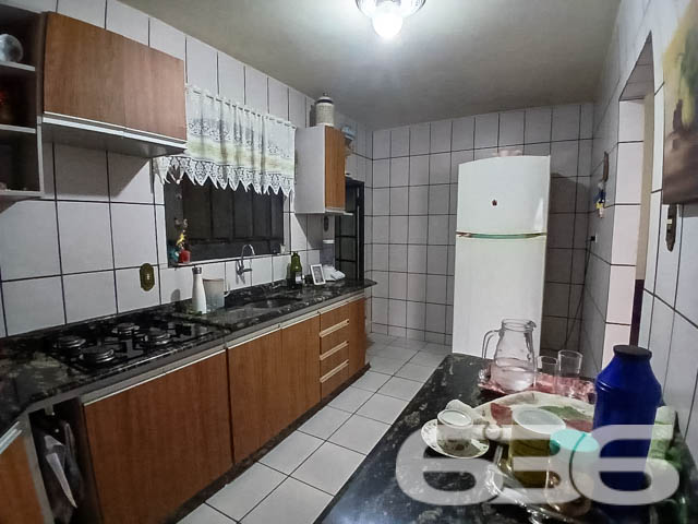 Residência Térrea à Venda no Bairro Guanabara, Joinville - SC

Se você procura uma casa espaçosa, aconchegante e bem localizada, essa é a oportunidade ideal! Situada no bairro Guanabara, em Joinville, essa residência térrea oferece conforto e praticidade.

Composição do Imóvel:

2 Dormitórios + 1 Suíte: Quartos amplos, bem iluminados e arejados, sendo a suíte um destaque com espaço para total privacidade e conforto.
2 Banheiros completos: Com acabamentos de qualidade e bom espaço interno, oferecendo praticidade no dia a dia.
Sala de Estar: Confortável e bem distribuída, ideal para momentos em família ou receber amigos.
Cozinha ampla: Armários embutidos, bancadas de granito e um espaço planejado para tornar as refeições ainda mais agradáveis.
Área de Serviço: Completa e de fácil acesso, com tudo que você precisa para o cuidado do lar.
Garagem: Vagas para até 2 carros, sendo uma coberta e outra descoberta.
Jardim: Um belo espaço verde na frente da casa, perfeito para quem gosta de plantas e aprecia um ambiente mais natural.
Diferenciais:

Portão Eletrônico: Para maior segurança e comodidade no seu dia a dia.
Murado e Cercado: Imóvel totalmente protegido, garantindo privacidade para toda a família.
Permite Animais: Ideal para quem tem pets e quer um ambiente seguro e espaçoso para eles.
Despensa: Espaço extra para organização e armazenamento.

Localização Privilegiada:

Próximo a vias de acesso rápido, facilitando sua locomoção para qualquer ponto da cidade.
Proximidade com Serviços: A poucos minutos de escolas, hospitais, supermercados, e serviços públicos essenciais.
Shopping e Comércio Local: Facilidade de acesso a centros comerciais, shoppings e transporte público, garantindo conforto e conveniência no seu dia a dia.
Bairro Guanabara - Joinville/SC: Conhecido por sua tranquilidade e excelente infraestrutura, o bairro é um dos mais tradicionais e desejados da cidade, perfeito para quem procura qualidade de vida. A rua pavimentada e o fácil acesso a serviços e lazer tornam este imóvel uma excelente opção de moradia.

Esta é a oportunidade que você esperava para adquirir um imóvel completo, com espaço de sobra para toda a sua família, em um dos melhores bairros de Joinville. Não perca tempo! Entre em contato conosco e agende uma visita para conhecer essa residência maravilhosa.
 
636 NEGÓCIOS IMOBILIÁRIOS: A SUA MELHOR ESCOLHA
Com mais de 30 anos de experiência, a 636 Negócios Imobiliários é sua parceira ideal para encontrar o imóvel perfeito. Estamos prontos para ajudá-lo a fazer deste imóvel o seu novo lar.
 
Telefone: (47) 3451-0636
WhatsApp: (47) 99190-0636
 
Não perca esta oportunidade única. Visite nosso site para mais informações: i636.com.br