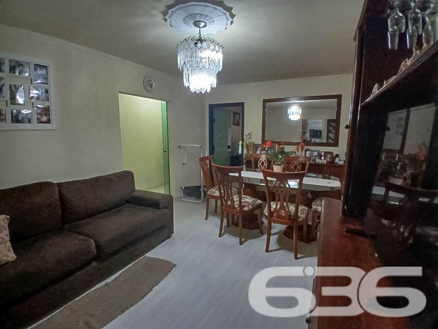 Residência Térrea à Venda no Bairro Guanabara, Joinville - SC

Se você procura uma casa espaçosa, aconchegante e bem localizada, essa é a oportunidade ideal! Situada no bairro Guanabara, em Joinville, essa residência térrea oferece conforto e praticidade.

Composição do Imóvel:

2 Dormitórios + 1 Suíte: Quartos amplos, bem iluminados e arejados, sendo a suíte um destaque com espaço para total privacidade e conforto.
2 Banheiros completos: Com acabamentos de qualidade e bom espaço interno, oferecendo praticidade no dia a dia.
Sala de Estar: Confortável e bem distribuída, ideal para momentos em família ou receber amigos.
Cozinha ampla: Armários embutidos, bancadas de granito e um espaço planejado para tornar as refeições ainda mais agradáveis.
Área de Serviço: Completa e de fácil acesso, com tudo que você precisa para o cuidado do lar.
Garagem: Vagas para até 2 carros, sendo uma coberta e outra descoberta.
Jardim: Um belo espaço verde na frente da casa, perfeito para quem gosta de plantas e aprecia um ambiente mais natural.
Diferenciais:

Portão Eletrônico: Para maior segurança e comodidade no seu dia a dia.
Murado e Cercado: Imóvel totalmente protegido, garantindo privacidade para toda a família.
Permite Animais: Ideal para quem tem pets e quer um ambiente seguro e espaçoso para eles.
Despensa: Espaço extra para organização e armazenamento.

Localização Privilegiada:

Próximo a vias de acesso rápido, facilitando sua locomoção para qualquer ponto da cidade.
Proximidade com Serviços: A poucos minutos de escolas, hospitais, supermercados, e serviços públicos essenciais.
Shopping e Comércio Local: Facilidade de acesso a centros comerciais, shoppings e transporte público, garantindo conforto e conveniência no seu dia a dia.
Bairro Guanabara - Joinville/SC: Conhecido por sua tranquilidade e excelente infraestrutura, o bairro é um dos mais tradicionais e desejados da cidade, perfeito para quem procura qualidade de vida. A rua pavimentada e o fácil acesso a serviços e lazer tornam este imóvel uma excelente opção de moradia.

Esta é a oportunidade que você esperava para adquirir um imóvel completo, com espaço de sobra para toda a sua família, em um dos melhores bairros de Joinville. Não perca tempo! Entre em contato conosco e agende uma visita para conhecer essa residência maravilhosa.
 
636 NEGÓCIOS IMOBILIÁRIOS: A SUA MELHOR ESCOLHA
Com mais de 30 anos de experiência, a 636 Negócios Imobiliários é sua parceira ideal para encontrar o imóvel perfeito. Estamos prontos para ajudá-lo a fazer deste imóvel o seu novo lar.
 
Telefone: (47) 3451-0636
WhatsApp: (47) 99190-0636
 
Não perca esta oportunidade única. Visite nosso site para mais informações: i636.com.br