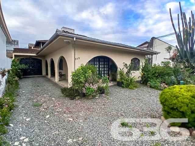 Residência Térrea à Venda no Bairro Guanabara, Joinville - SC

Se você procura uma casa espaçosa, aconchegante e bem localizada, essa é a oportunidade ideal! Situada no bairro Guanabara, em Joinville, essa residência térrea oferece conforto e praticidade.

Composição do Imóvel:

2 Dormitórios + 1 Suíte: Quartos amplos, bem iluminados e arejados, sendo a suíte um destaque com espaço para total privacidade e conforto.
2 Banheiros completos: Com acabamentos de qualidade e bom espaço interno, oferecendo praticidade no dia a dia.
Sala de Estar: Confortável e bem distribuída, ideal para momentos em família ou receber amigos.
Cozinha ampla: Armários embutidos, bancadas de granito e um espaço planejado para tornar as refeições ainda mais agradáveis.
Área de Serviço: Completa e de fácil acesso, com tudo que você precisa para o cuidado do lar.
Garagem: Vagas para até 2 carros, sendo uma coberta e outra descoberta.
Jardim: Um belo espaço verde na frente da casa, perfeito para quem gosta de plantas e aprecia um ambiente mais natural.
Diferenciais:

Portão Eletrônico: Para maior segurança e comodidade no seu dia a dia.
Murado e Cercado: Imóvel totalmente protegido, garantindo privacidade para toda a família.
Permite Animais: Ideal para quem tem pets e quer um ambiente seguro e espaçoso para eles.
Despensa: Espaço extra para organização e armazenamento.

Localização Privilegiada:

Próximo a vias de acesso rápido, facilitando sua locomoção para qualquer ponto da cidade.
Proximidade com Serviços: A poucos minutos de escolas, hospitais, supermercados, e serviços públicos essenciais.
Shopping e Comércio Local: Facilidade de acesso a centros comerciais, shoppings e transporte público, garantindo conforto e conveniência no seu dia a dia.
Bairro Guanabara - Joinville/SC: Conhecido por sua tranquilidade e excelente infraestrutura, o bairro é um dos mais tradicionais e desejados da cidade, perfeito para quem procura qualidade de vida. A rua pavimentada e o fácil acesso a serviços e lazer tornam este imóvel uma excelente opção de moradia.

Esta é a oportunidade que você esperava para adquirir um imóvel completo, com espaço de sobra para toda a sua família, em um dos melhores bairros de Joinville. Não perca tempo! Entre em contato conosco e agende uma visita para conhecer essa residência maravilhosa.
 
636 NEGÓCIOS IMOBILIÁRIOS: A SUA MELHOR ESCOLHA
Com mais de 30 anos de experiência, a 636 Negócios Imobiliários é sua parceira ideal para encontrar o imóvel perfeito. Estamos prontos para ajudá-lo a fazer deste imóvel o seu novo lar.
 
Telefone: (47) 3451-0636
WhatsApp: (47) 99190-0636
 
Não perca esta oportunidade única. Visite nosso site para mais informações: i636.com.br