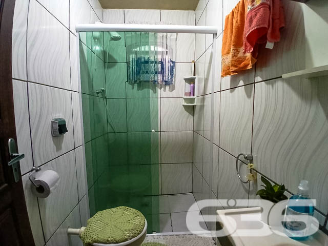 Residência Térrea à Venda no Bairro Guanabara, Joinville - SC

Se você procura uma casa espaçosa, aconchegante e bem localizada, essa é a oportunidade ideal! Situada no bairro Guanabara, em Joinville, essa residência térrea oferece conforto e praticidade.

Composição do Imóvel:

2 Dormitórios + 1 Suíte: Quartos amplos, bem iluminados e arejados, sendo a suíte um destaque com espaço para total privacidade e conforto.
2 Banheiros completos: Com acabamentos de qualidade e bom espaço interno, oferecendo praticidade no dia a dia.
Sala de Estar: Confortável e bem distribuída, ideal para momentos em família ou receber amigos.
Cozinha ampla: Armários embutidos, bancadas de granito e um espaço planejado para tornar as refeições ainda mais agradáveis.
Área de Serviço: Completa e de fácil acesso, com tudo que você precisa para o cuidado do lar.
Garagem: Vagas para até 2 carros, sendo uma coberta e outra descoberta.
Jardim: Um belo espaço verde na frente da casa, perfeito para quem gosta de plantas e aprecia um ambiente mais natural.
Diferenciais:

Portão Eletrônico: Para maior segurança e comodidade no seu dia a dia.
Murado e Cercado: Imóvel totalmente protegido, garantindo privacidade para toda a família.
Permite Animais: Ideal para quem tem pets e quer um ambiente seguro e espaçoso para eles.
Despensa: Espaço extra para organização e armazenamento.

Localização Privilegiada:

Próximo a vias de acesso rápido, facilitando sua locomoção para qualquer ponto da cidade.
Proximidade com Serviços: A poucos minutos de escolas, hospitais, supermercados, e serviços públicos essenciais.
Shopping e Comércio Local: Facilidade de acesso a centros comerciais, shoppings e transporte público, garantindo conforto e conveniência no seu dia a dia.
Bairro Guanabara - Joinville/SC: Conhecido por sua tranquilidade e excelente infraestrutura, o bairro é um dos mais tradicionais e desejados da cidade, perfeito para quem procura qualidade de vida. A rua pavimentada e o fácil acesso a serviços e lazer tornam este imóvel uma excelente opção de moradia.

Esta é a oportunidade que você esperava para adquirir um imóvel completo, com espaço de sobra para toda a sua família, em um dos melhores bairros de Joinville. Não perca tempo! Entre em contato conosco e agende uma visita para conhecer essa residência maravilhosa.
 
636 NEGÓCIOS IMOBILIÁRIOS: A SUA MELHOR ESCOLHA
Com mais de 30 anos de experiência, a 636 Negócios Imobiliários é sua parceira ideal para encontrar o imóvel perfeito. Estamos prontos para ajudá-lo a fazer deste imóvel o seu novo lar.
 
Telefone: (47) 3451-0636
WhatsApp: (47) 99190-0636
 
Não perca esta oportunidade única. Visite nosso site para mais informações: i636.com.br