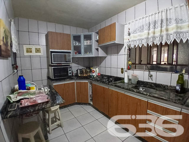 Residência Térrea à Venda no Bairro Guanabara, Joinville - SC

Se você procura uma casa espaçosa, aconchegante e bem localizada, essa é a oportunidade ideal! Situada no bairro Guanabara, em Joinville, essa residência térrea oferece conforto e praticidade.

Composição do Imóvel:

2 Dormitórios + 1 Suíte: Quartos amplos, bem iluminados e arejados, sendo a suíte um destaque com espaço para total privacidade e conforto.
2 Banheiros completos: Com acabamentos de qualidade e bom espaço interno, oferecendo praticidade no dia a dia.
Sala de Estar: Confortável e bem distribuída, ideal para momentos em família ou receber amigos.
Cozinha ampla: Armários embutidos, bancadas de granito e um espaço planejado para tornar as refeições ainda mais agradáveis.
Área de Serviço: Completa e de fácil acesso, com tudo que você precisa para o cuidado do lar.
Garagem: Vagas para até 2 carros, sendo uma coberta e outra descoberta.
Jardim: Um belo espaço verde na frente da casa, perfeito para quem gosta de plantas e aprecia um ambiente mais natural.
Diferenciais:

Portão Eletrônico: Para maior segurança e comodidade no seu dia a dia.
Murado e Cercado: Imóvel totalmente protegido, garantindo privacidade para toda a família.
Permite Animais: Ideal para quem tem pets e quer um ambiente seguro e espaçoso para eles.
Despensa: Espaço extra para organização e armazenamento.

Localização Privilegiada:

Próximo a vias de acesso rápido, facilitando sua locomoção para qualquer ponto da cidade.
Proximidade com Serviços: A poucos minutos de escolas, hospitais, supermercados, e serviços públicos essenciais.
Shopping e Comércio Local: Facilidade de acesso a centros comerciais, shoppings e transporte público, garantindo conforto e conveniência no seu dia a dia.
Bairro Guanabara - Joinville/SC: Conhecido por sua tranquilidade e excelente infraestrutura, o bairro é um dos mais tradicionais e desejados da cidade, perfeito para quem procura qualidade de vida. A rua pavimentada e o fácil acesso a serviços e lazer tornam este imóvel uma excelente opção de moradia.

Esta é a oportunidade que você esperava para adquirir um imóvel completo, com espaço de sobra para toda a sua família, em um dos melhores bairros de Joinville. Não perca tempo! Entre em contato conosco e agende uma visita para conhecer essa residência maravilhosa.
 
636 NEGÓCIOS IMOBILIÁRIOS: A SUA MELHOR ESCOLHA
Com mais de 30 anos de experiência, a 636 Negócios Imobiliários é sua parceira ideal para encontrar o imóvel perfeito. Estamos prontos para ajudá-lo a fazer deste imóvel o seu novo lar.
 
Telefone: (47) 3451-0636
WhatsApp: (47) 99190-0636
 
Não perca esta oportunidade única. Visite nosso site para mais informações: i636.com.br