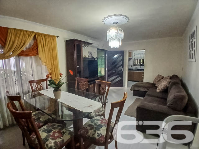 Residência Térrea à Venda no Bairro Guanabara, Joinville - SC

Se você procura uma casa espaçosa, aconchegante e bem localizada, essa é a oportunidade ideal! Situada no bairro Guanabara, em Joinville, essa residência térrea oferece conforto e praticidade.

Composição do Imóvel:

2 Dormitórios + 1 Suíte: Quartos amplos, bem iluminados e arejados, sendo a suíte um destaque com espaço para total privacidade e conforto.
2 Banheiros completos: Com acabamentos de qualidade e bom espaço interno, oferecendo praticidade no dia a dia.
Sala de Estar: Confortável e bem distribuída, ideal para momentos em família ou receber amigos.
Cozinha ampla: Armários embutidos, bancadas de granito e um espaço planejado para tornar as refeições ainda mais agradáveis.
Área de Serviço: Completa e de fácil acesso, com tudo que você precisa para o cuidado do lar.
Garagem: Vagas para até 2 carros, sendo uma coberta e outra descoberta.
Jardim: Um belo espaço verde na frente da casa, perfeito para quem gosta de plantas e aprecia um ambiente mais natural.
Diferenciais:

Portão Eletrônico: Para maior segurança e comodidade no seu dia a dia.
Murado e Cercado: Imóvel totalmente protegido, garantindo privacidade para toda a família.
Permite Animais: Ideal para quem tem pets e quer um ambiente seguro e espaçoso para eles.
Despensa: Espaço extra para organização e armazenamento.

Localização Privilegiada:

Próximo a vias de acesso rápido, facilitando sua locomoção para qualquer ponto da cidade.
Proximidade com Serviços: A poucos minutos de escolas, hospitais, supermercados, e serviços públicos essenciais.
Shopping e Comércio Local: Facilidade de acesso a centros comerciais, shoppings e transporte público, garantindo conforto e conveniência no seu dia a dia.
Bairro Guanabara - Joinville/SC: Conhecido por sua tranquilidade e excelente infraestrutura, o bairro é um dos mais tradicionais e desejados da cidade, perfeito para quem procura qualidade de vida. A rua pavimentada e o fácil acesso a serviços e lazer tornam este imóvel uma excelente opção de moradia.

Esta é a oportunidade que você esperava para adquirir um imóvel completo, com espaço de sobra para toda a sua família, em um dos melhores bairros de Joinville. Não perca tempo! Entre em contato conosco e agende uma visita para conhecer essa residência maravilhosa.
 
636 NEGÓCIOS IMOBILIÁRIOS: A SUA MELHOR ESCOLHA
Com mais de 30 anos de experiência, a 636 Negócios Imobiliários é sua parceira ideal para encontrar o imóvel perfeito. Estamos prontos para ajudá-lo a fazer deste imóvel o seu novo lar.
 
Telefone: (47) 3451-0636
WhatsApp: (47) 99190-0636
 
Não perca esta oportunidade única. Visite nosso site para mais informações: i636.com.br