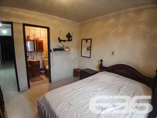 Residência Térrea à Venda no Bairro Guanabara, Joinville - SC

Se você procura uma casa espaçosa, aconchegante e bem localizada, essa é a oportunidade ideal! Situada no bairro Guanabara, em Joinville, essa residência térrea oferece conforto e praticidade.

Composição do Imóvel:

2 Dormitórios + 1 Suíte: Quartos amplos, bem iluminados e arejados, sendo a suíte um destaque com espaço para total privacidade e conforto.
2 Banheiros completos: Com acabamentos de qualidade e bom espaço interno, oferecendo praticidade no dia a dia.
Sala de Estar: Confortável e bem distribuída, ideal para momentos em família ou receber amigos.
Cozinha ampla: Armários embutidos, bancadas de granito e um espaço planejado para tornar as refeições ainda mais agradáveis.
Área de Serviço: Completa e de fácil acesso, com tudo que você precisa para o cuidado do lar.
Garagem: Vagas para até 2 carros, sendo uma coberta e outra descoberta.
Jardim: Um belo espaço verde na frente da casa, perfeito para quem gosta de plantas e aprecia um ambiente mais natural.
Diferenciais:

Portão Eletrônico: Para maior segurança e comodidade no seu dia a dia.
Murado e Cercado: Imóvel totalmente protegido, garantindo privacidade para toda a família.
Permite Animais: Ideal para quem tem pets e quer um ambiente seguro e espaçoso para eles.
Despensa: Espaço extra para organização e armazenamento.

Localização Privilegiada:

Próximo a vias de acesso rápido, facilitando sua locomoção para qualquer ponto da cidade.
Proximidade com Serviços: A poucos minutos de escolas, hospitais, supermercados, e serviços públicos essenciais.
Shopping e Comércio Local: Facilidade de acesso a centros comerciais, shoppings e transporte público, garantindo conforto e conveniência no seu dia a dia.
Bairro Guanabara - Joinville/SC: Conhecido por sua tranquilidade e excelente infraestrutura, o bairro é um dos mais tradicionais e desejados da cidade, perfeito para quem procura qualidade de vida. A rua pavimentada e o fácil acesso a serviços e lazer tornam este imóvel uma excelente opção de moradia.

Esta é a oportunidade que você esperava para adquirir um imóvel completo, com espaço de sobra para toda a sua família, em um dos melhores bairros de Joinville. Não perca tempo! Entre em contato conosco e agende uma visita para conhecer essa residência maravilhosa.
 
636 NEGÓCIOS IMOBILIÁRIOS: A SUA MELHOR ESCOLHA
Com mais de 30 anos de experiência, a 636 Negócios Imobiliários é sua parceira ideal para encontrar o imóvel perfeito. Estamos prontos para ajudá-lo a fazer deste imóvel o seu novo lar.
 
Telefone: (47) 3451-0636
WhatsApp: (47) 99190-0636
 
Não perca esta oportunidade única. Visite nosso site para mais informações: i636.com.br