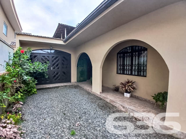 Residência Térrea à Venda no Bairro Guanabara, Joinville - SC

Se você procura uma casa espaçosa, aconchegante e bem localizada, essa é a oportunidade ideal! Situada no bairro Guanabara, em Joinville, essa residência térrea oferece conforto e praticidade.

Composição do Imóvel:

2 Dormitórios + 1 Suíte: Quartos amplos, bem iluminados e arejados, sendo a suíte um destaque com espaço para total privacidade e conforto.
2 Banheiros completos: Com acabamentos de qualidade e bom espaço interno, oferecendo praticidade no dia a dia.
Sala de Estar: Confortável e bem distribuída, ideal para momentos em família ou receber amigos.
Cozinha ampla: Armários embutidos, bancadas de granito e um espaço planejado para tornar as refeições ainda mais agradáveis.
Área de Serviço: Completa e de fácil acesso, com tudo que você precisa para o cuidado do lar.
Garagem: Vagas para até 2 carros, sendo uma coberta e outra descoberta.
Jardim: Um belo espaço verde na frente da casa, perfeito para quem gosta de plantas e aprecia um ambiente mais natural.
Diferenciais:

Portão Eletrônico: Para maior segurança e comodidade no seu dia a dia.
Murado e Cercado: Imóvel totalmente protegido, garantindo privacidade para toda a família.
Permite Animais: Ideal para quem tem pets e quer um ambiente seguro e espaçoso para eles.
Despensa: Espaço extra para organização e armazenamento.

Localização Privilegiada:

Próximo a vias de acesso rápido, facilitando sua locomoção para qualquer ponto da cidade.
Proximidade com Serviços: A poucos minutos de escolas, hospitais, supermercados, e serviços públicos essenciais.
Shopping e Comércio Local: Facilidade de acesso a centros comerciais, shoppings e transporte público, garantindo conforto e conveniência no seu dia a dia.
Bairro Guanabara - Joinville/SC: Conhecido por sua tranquilidade e excelente infraestrutura, o bairro é um dos mais tradicionais e desejados da cidade, perfeito para quem procura qualidade de vida. A rua pavimentada e o fácil acesso a serviços e lazer tornam este imóvel uma excelente opção de moradia.

Esta é a oportunidade que você esperava para adquirir um imóvel completo, com espaço de sobra para toda a sua família, em um dos melhores bairros de Joinville. Não perca tempo! Entre em contato conosco e agende uma visita para conhecer essa residência maravilhosa.
 
636 NEGÓCIOS IMOBILIÁRIOS: A SUA MELHOR ESCOLHA
Com mais de 30 anos de experiência, a 636 Negócios Imobiliários é sua parceira ideal para encontrar o imóvel perfeito. Estamos prontos para ajudá-lo a fazer deste imóvel o seu novo lar.
 
Telefone: (47) 3451-0636
WhatsApp: (47) 99190-0636
 
Não perca esta oportunidade única. Visite nosso site para mais informações: i636.com.br