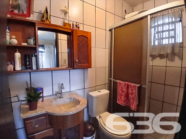 Residência Térrea à Venda no Bairro Guanabara, Joinville - SC

Se você procura uma casa espaçosa, aconchegante e bem localizada, essa é a oportunidade ideal! Situada no bairro Guanabara, em Joinville, essa residência térrea oferece conforto e praticidade.

Composição do Imóvel:

2 Dormitórios + 1 Suíte: Quartos amplos, bem iluminados e arejados, sendo a suíte um destaque com espaço para total privacidade e conforto.
2 Banheiros completos: Com acabamentos de qualidade e bom espaço interno, oferecendo praticidade no dia a dia.
Sala de Estar: Confortável e bem distribuída, ideal para momentos em família ou receber amigos.
Cozinha ampla: Armários embutidos, bancadas de granito e um espaço planejado para tornar as refeições ainda mais agradáveis.
Área de Serviço: Completa e de fácil acesso, com tudo que você precisa para o cuidado do lar.
Garagem: Vagas para até 2 carros, sendo uma coberta e outra descoberta.
Jardim: Um belo espaço verde na frente da casa, perfeito para quem gosta de plantas e aprecia um ambiente mais natural.
Diferenciais:

Portão Eletrônico: Para maior segurança e comodidade no seu dia a dia.
Murado e Cercado: Imóvel totalmente protegido, garantindo privacidade para toda a família.
Permite Animais: Ideal para quem tem pets e quer um ambiente seguro e espaçoso para eles.
Despensa: Espaço extra para organização e armazenamento.

Localização Privilegiada:

Próximo a vias de acesso rápido, facilitando sua locomoção para qualquer ponto da cidade.
Proximidade com Serviços: A poucos minutos de escolas, hospitais, supermercados, e serviços públicos essenciais.
Shopping e Comércio Local: Facilidade de acesso a centros comerciais, shoppings e transporte público, garantindo conforto e conveniência no seu dia a dia.
Bairro Guanabara - Joinville/SC: Conhecido por sua tranquilidade e excelente infraestrutura, o bairro é um dos mais tradicionais e desejados da cidade, perfeito para quem procura qualidade de vida. A rua pavimentada e o fácil acesso a serviços e lazer tornam este imóvel uma excelente opção de moradia.

Esta é a oportunidade que você esperava para adquirir um imóvel completo, com espaço de sobra para toda a sua família, em um dos melhores bairros de Joinville. Não perca tempo! Entre em contato conosco e agende uma visita para conhecer essa residência maravilhosa.
 
636 NEGÓCIOS IMOBILIÁRIOS: A SUA MELHOR ESCOLHA
Com mais de 30 anos de experiência, a 636 Negócios Imobiliários é sua parceira ideal para encontrar o imóvel perfeito. Estamos prontos para ajudá-lo a fazer deste imóvel o seu novo lar.
 
Telefone: (47) 3451-0636
WhatsApp: (47) 99190-0636
 
Não perca esta oportunidade única. Visite nosso site para mais informações: i636.com.br