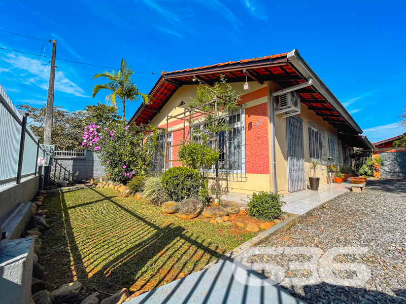 Casa à venda no Iririú, Joinville | 3 quartos, sen