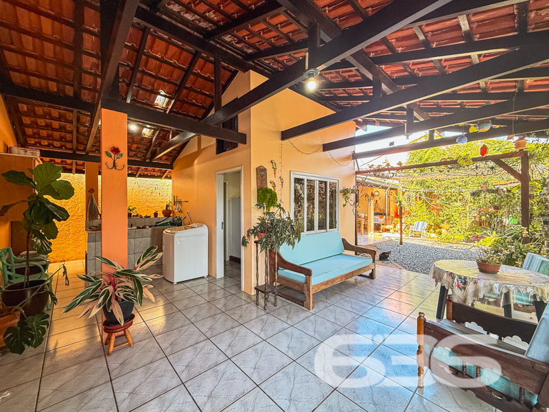 Casa à venda no Iririú, Joinville | 3 quartos, sen