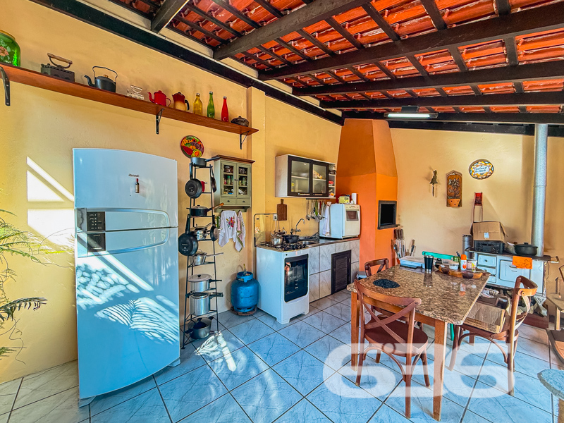 Casa à venda no Iririú, Joinville | 3 quartos, sen