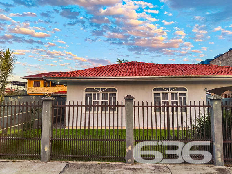Casa à venda no Iririú, Joinville | estuda permuta