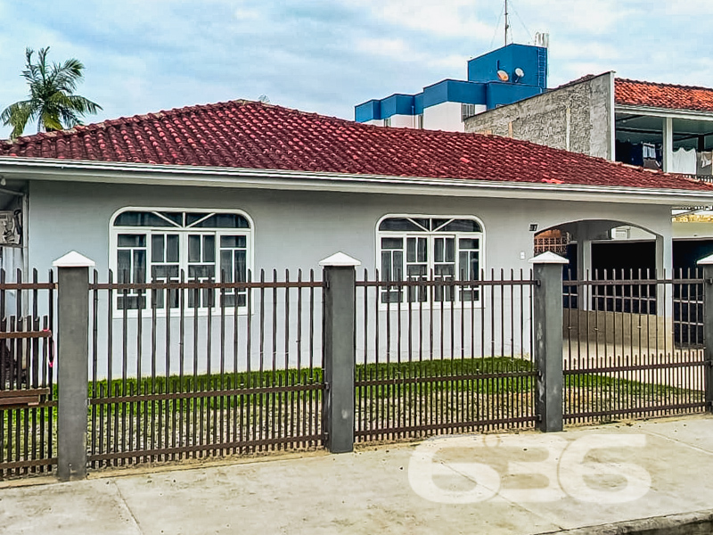 Casa à venda no Iririú, Joinville | estuda permuta