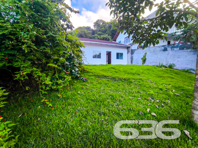 Seu novo lar com vista para a natureza no coração do Iririú!
Se você busca conforto, espaço e tranquilidade sem abrir mão da localização estratégica, essa residência térrea no bairro Iririú, em Joinville/SC, vai te conquistar!
Com 429 m² de terreno e 132 m² de área construída, o imóvel conta com 4 dormitórios, espaços internos amplos e bem iluminados, cozinha planejada, sala de estar e jantar integradas, além de um prático home office para quem valoriza produtividade no dia a dia. Os móveis de cozinha e os armários permanecem no imóvel, garantindo praticidade e economia ao novo morador.
Destaque especial para a ampla área de festas com churrasqueira, ideal para momentos inesquecíveis com a família e amigos. O ambiente coberto e bem ventilado proporciona conforto em todas as estações do ano.
A residência está totalmente murada, com portão eletrônico, grades e vaga para 3 veículos. Além disso, o imóvel permite animais e conta com gazebo, perfeito para relaxar ao ar livre.
Sua localização é estratégica: próxima a mercados, escolas, CI, hospitais, transporte público e serviços essenciais, além de estar a poucos minutos de shoppings e principais vias de acesso.
Entre em contato agora com a 636 Negócios Imobiliários e agende sua visita. Com mais de 30 anos de experiência e mais de 2000 imóveis ativos, somos especialistas em realizar sonhos com segurança, excelência técnica e total comprometimento com você.
636 NEGÓCIOS IMOBILIÁRIOS: A SUA MELHOR ESCOLHA
Com mais de 30 anos de experiência, a 636 Negócios Imobiliários é sua parceira ideal para encontrar o imóvel perfeito. Estamos prontos para ajudá-lo a fazer deste imóvel o seu novo lar.
Telefone: (47) 3451-0636
WhatsApp: (47) 99190-0636
Não perca esta oportunidade única. Visite nosso site para mais informações: i636.com.br