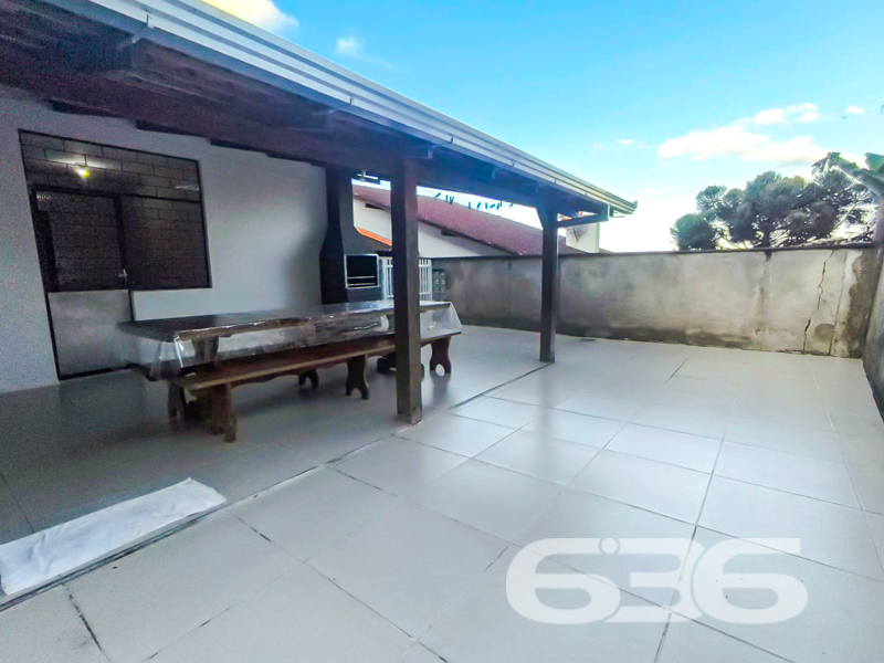 Seu novo lar com vista para a natureza no coração do Iririú!
Se você busca conforto, espaço e tranquilidade sem abrir mão da localização estratégica, essa residência térrea no bairro Iririú, em Joinville/SC, vai te conquistar!
Com 429 m² de terreno e 132 m² de área construída, o imóvel conta com 4 dormitórios, espaços internos amplos e bem iluminados, cozinha planejada, sala de estar e jantar integradas, além de um prático home office para quem valoriza produtividade no dia a dia. Os móveis de cozinha e os armários permanecem no imóvel, garantindo praticidade e economia ao novo morador.
Destaque especial para a ampla área de festas com churrasqueira, ideal para momentos inesquecíveis com a família e amigos. O ambiente coberto e bem ventilado proporciona conforto em todas as estações do ano.
A residência está totalmente murada, com portão eletrônico, grades e vaga para 3 veículos. Além disso, o imóvel permite animais e conta com gazebo, perfeito para relaxar ao ar livre.
Sua localização é estratégica: próxima a mercados, escolas, CI, hospitais, transporte público e serviços essenciais, além de estar a poucos minutos de shoppings e principais vias de acesso.
Entre em contato agora com a 636 Negócios Imobiliários e agende sua visita. Com mais de 30 anos de experiência e mais de 2000 imóveis ativos, somos especialistas em realizar sonhos com segurança, excelência técnica e total comprometimento com você.
636 NEGÓCIOS IMOBILIÁRIOS: A SUA MELHOR ESCOLHA
Com mais de 30 anos de experiência, a 636 Negócios Imobiliários é sua parceira ideal para encontrar o imóvel perfeito. Estamos prontos para ajudá-lo a fazer deste imóvel o seu novo lar.
Telefone: (47) 3451-0636
WhatsApp: (47) 99190-0636
Não perca esta oportunidade única. Visite nosso site para mais informações: i636.com.br