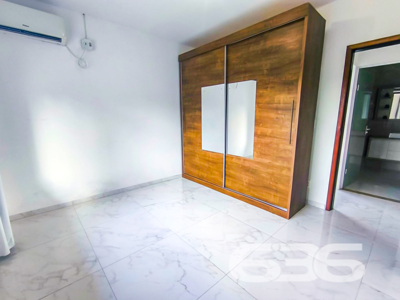 Seu novo lar com vista para a natureza no coração do Iririú!
Se você busca conforto, espaço e tranquilidade sem abrir mão da localização estratégica, essa residência térrea no bairro Iririú, em Joinville/SC, vai te conquistar!
Com 429 m² de terreno e 132 m² de área construída, o imóvel conta com 4 dormitórios, espaços internos amplos e bem iluminados, cozinha planejada, sala de estar e jantar integradas, além de um prático home office para quem valoriza produtividade no dia a dia. Os móveis de cozinha e os armários permanecem no imóvel, garantindo praticidade e economia ao novo morador.
Destaque especial para a ampla área de festas com churrasqueira, ideal para momentos inesquecíveis com a família e amigos. O ambiente coberto e bem ventilado proporciona conforto em todas as estações do ano.
A residência está totalmente murada, com portão eletrônico, grades e vaga para 3 veículos. Além disso, o imóvel permite animais e conta com gazebo, perfeito para relaxar ao ar livre.
Sua localização é estratégica: próxima a mercados, escolas, CI, hospitais, transporte público e serviços essenciais, além de estar a poucos minutos de shoppings e principais vias de acesso.
Entre em contato agora com a 636 Negócios Imobiliários e agende sua visita. Com mais de 30 anos de experiência e mais de 2000 imóveis ativos, somos especialistas em realizar sonhos com segurança, excelência técnica e total comprometimento com você.
636 NEGÓCIOS IMOBILIÁRIOS: A SUA MELHOR ESCOLHA
Com mais de 30 anos de experiência, a 636 Negócios Imobiliários é sua parceira ideal para encontrar o imóvel perfeito. Estamos prontos para ajudá-lo a fazer deste imóvel o seu novo lar.
Telefone: (47) 3451-0636
WhatsApp: (47) 99190-0636
Não perca esta oportunidade única. Visite nosso site para mais informações: i636.com.br