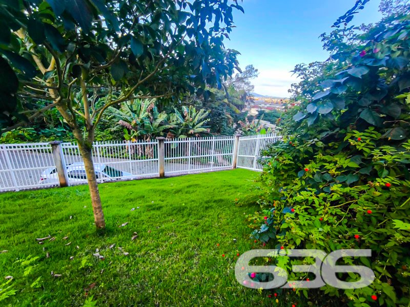 Seu novo lar com vista para a natureza no coração do Iririú!
Se você busca conforto, espaço e tranquilidade sem abrir mão da localização estratégica, essa residência térrea no bairro Iririú, em Joinville/SC, vai te conquistar!
Com 429 m² de terreno e 132 m² de área construída, o imóvel conta com 4 dormitórios, espaços internos amplos e bem iluminados, cozinha planejada, sala de estar e jantar integradas, além de um prático home office para quem valoriza produtividade no dia a dia. Os móveis de cozinha e os armários permanecem no imóvel, garantindo praticidade e economia ao novo morador.
Destaque especial para a ampla área de festas com churrasqueira, ideal para momentos inesquecíveis com a família e amigos. O ambiente coberto e bem ventilado proporciona conforto em todas as estações do ano.
A residência está totalmente murada, com portão eletrônico, grades e vaga para 3 veículos. Além disso, o imóvel permite animais e conta com gazebo, perfeito para relaxar ao ar livre.
Sua localização é estratégica: próxima a mercados, escolas, CI, hospitais, transporte público e serviços essenciais, além de estar a poucos minutos de shoppings e principais vias de acesso.
Entre em contato agora com a 636 Negócios Imobiliários e agende sua visita. Com mais de 30 anos de experiência e mais de 2000 imóveis ativos, somos especialistas em realizar sonhos com segurança, excelência técnica e total comprometimento com você.
636 NEGÓCIOS IMOBILIÁRIOS: A SUA MELHOR ESCOLHA
Com mais de 30 anos de experiência, a 636 Negócios Imobiliários é sua parceira ideal para encontrar o imóvel perfeito. Estamos prontos para ajudá-lo a fazer deste imóvel o seu novo lar.
Telefone: (47) 3451-0636
WhatsApp: (47) 99190-0636
Não perca esta oportunidade única. Visite nosso site para mais informações: i636.com.br