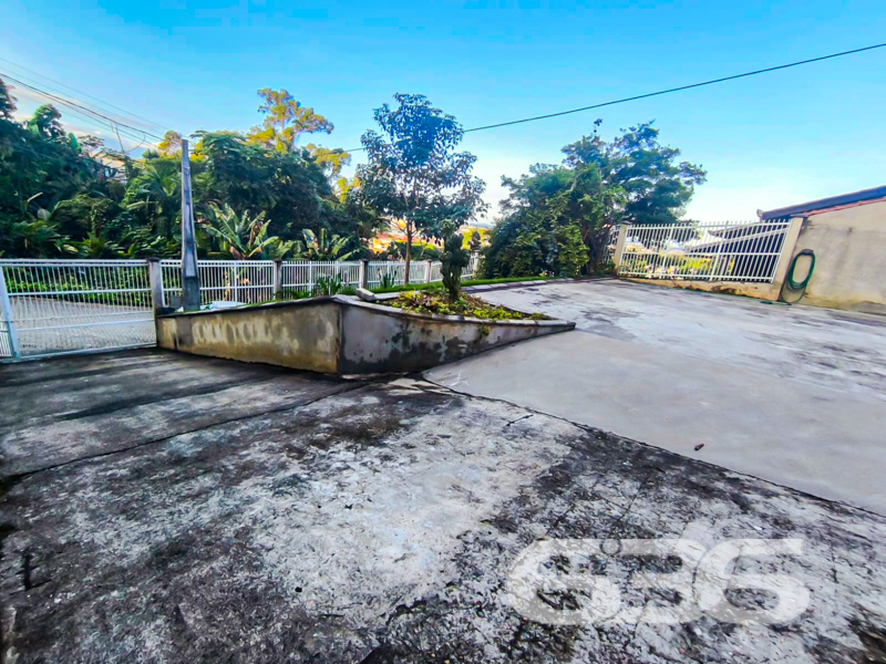 Seu novo lar com vista para a natureza no coração do Iririú!
Se você busca conforto, espaço e tranquilidade sem abrir mão da localização estratégica, essa residência térrea no bairro Iririú, em Joinville/SC, vai te conquistar!
Com 429 m² de terreno e 132 m² de área construída, o imóvel conta com 4 dormitórios, espaços internos amplos e bem iluminados, cozinha planejada, sala de estar e jantar integradas, além de um prático home office para quem valoriza produtividade no dia a dia. Os móveis de cozinha e os armários permanecem no imóvel, garantindo praticidade e economia ao novo morador.
Destaque especial para a ampla área de festas com churrasqueira, ideal para momentos inesquecíveis com a família e amigos. O ambiente coberto e bem ventilado proporciona conforto em todas as estações do ano.
A residência está totalmente murada, com portão eletrônico, grades e vaga para 3 veículos. Além disso, o imóvel permite animais e conta com gazebo, perfeito para relaxar ao ar livre.
Sua localização é estratégica: próxima a mercados, escolas, CI, hospitais, transporte público e serviços essenciais, além de estar a poucos minutos de shoppings e principais vias de acesso.
Entre em contato agora com a 636 Negócios Imobiliários e agende sua visita. Com mais de 30 anos de experiência e mais de 2000 imóveis ativos, somos especialistas em realizar sonhos com segurança, excelência técnica e total comprometimento com você.
636 NEGÓCIOS IMOBILIÁRIOS: A SUA MELHOR ESCOLHA
Com mais de 30 anos de experiência, a 636 Negócios Imobiliários é sua parceira ideal para encontrar o imóvel perfeito. Estamos prontos para ajudá-lo a fazer deste imóvel o seu novo lar.
Telefone: (47) 3451-0636
WhatsApp: (47) 99190-0636
Não perca esta oportunidade única. Visite nosso site para mais informações: i636.com.br