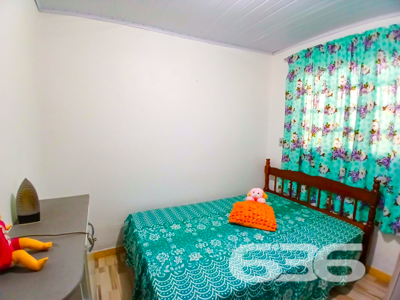 Para quem busca espaço, aconchego e localização estratégica no bairro Jardim Iririú!
Esta charmosa residência térrea está situada em uma rua pavimentada, em terreno plano com 210 m² – privilegiada pela iluminação natural durante todo o dia. A construção, sólida e funcional, conta com 104,40 m² de área, perfeita para quem valoriza praticidade sem abrir mão do conforto.
São 3 dormitórios amplos e bem iluminados, proporcionando privacidade e conforto para toda a família. A sala de estar convida ao convívio, com um ambiente acolhedor e bem distribuído. A cozinha, em estilo copa e cozinha conjugada, é equipada com armários planejados e bem ventilada, tornando o preparo das refeições mais prazeroso.
Além disso, o imóvel conta com 2 banheiros, área de serviço separada, despensa e 2 vagas de garagem cobertas. O quintal é um verdadeiro diferencial: área coberta com piso cerâmico, ideal para reuniões em família, plantas ornamentais, espaço para rede e até churrasqueira, caso deseje personalizar.
O jardim frontal e a área externa murada conferem segurança e privacidade, enquanto a conexão com internet por fibra ótica garante praticidade no dia a dia.
E mais: localização estratégica, próxima a vias de acesso, transporte público, escolas, shopping center, hospitais e serviços essenciais.
Aqui você tem a oportunidade de viver com tranquilidade e segurança em uma casa completa, que alia o aconchego do lar ao fácil acesso a tudo o que você precisa.
Não perca esta oportunidade única no Jardim Iririú! Agende uma visita com a 636 Negócios Imobiliários e venha conhecer seu novo lar.
636 NEGÓCIOS IMOBILIÁRIOS: A SUA MELHOR ESCOLHA
Com mais de 30 anos de experiência, a 636 Negócios Imobiliários é sua parceira ideal para encontrar o imóvel perfeito. Estamos prontos para ajudá-lo a fazer deste imóvel o seu novo lar.
Telefone: (47) 3451-0636
WhatsApp: (47) 99190-0636
Não perca esta oportunidade única. Visite nosso site para mais informações: i636.com.br