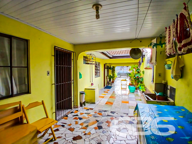 Para quem busca espaço, aconchego e localização estratégica no bairro Jardim Iririú!
Esta charmosa residência térrea está situada em uma rua pavimentada, em terreno plano com 210 m² – privilegiada pela iluminação natural durante todo o dia. A construção, sólida e funcional, conta com 104,40 m² de área, perfeita para quem valoriza praticidade sem abrir mão do conforto.
São 3 dormitórios amplos e bem iluminados, proporcionando privacidade e conforto para toda a família. A sala de estar convida ao convívio, com um ambiente acolhedor e bem distribuído. A cozinha, em estilo copa e cozinha conjugada, é equipada com armários planejados e bem ventilada, tornando o preparo das refeições mais prazeroso.
Além disso, o imóvel conta com 2 banheiros, área de serviço separada, despensa e 2 vagas de garagem cobertas. O quintal é um verdadeiro diferencial: área coberta com piso cerâmico, ideal para reuniões em família, plantas ornamentais, espaço para rede e até churrasqueira, caso deseje personalizar.
O jardim frontal e a área externa murada conferem segurança e privacidade, enquanto a conexão com internet por fibra ótica garante praticidade no dia a dia.
E mais: localização estratégica, próxima a vias de acesso, transporte público, escolas, shopping center, hospitais e serviços essenciais.
Aqui você tem a oportunidade de viver com tranquilidade e segurança em uma casa completa, que alia o aconchego do lar ao fácil acesso a tudo o que você precisa.
Não perca esta oportunidade única no Jardim Iririú! Agende uma visita com a 636 Negócios Imobiliários e venha conhecer seu novo lar.
636 NEGÓCIOS IMOBILIÁRIOS: A SUA MELHOR ESCOLHA
Com mais de 30 anos de experiência, a 636 Negócios Imobiliários é sua parceira ideal para encontrar o imóvel perfeito. Estamos prontos para ajudá-lo a fazer deste imóvel o seu novo lar.
Telefone: (47) 3451-0636
WhatsApp: (47) 99190-0636
Não perca esta oportunidade única. Visite nosso site para mais informações: i636.com.br