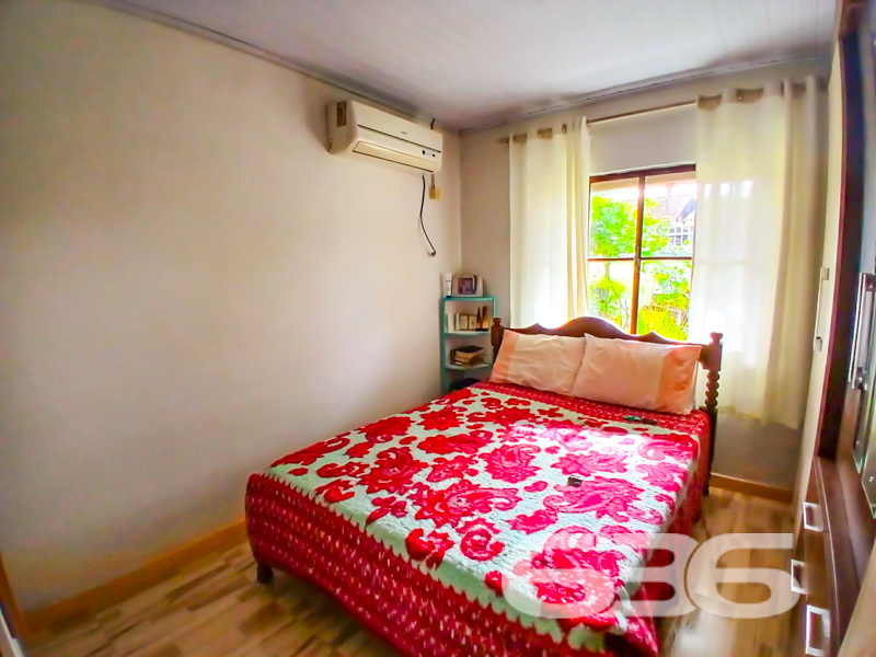 Para quem busca espaço, aconchego e localização estratégica no bairro Jardim Iririú!
Esta charmosa residência térrea está situada em uma rua pavimentada, em terreno plano com 210 m² – privilegiada pela iluminação natural durante todo o dia. A construção, sólida e funcional, conta com 104,40 m² de área, perfeita para quem valoriza praticidade sem abrir mão do conforto.
São 3 dormitórios amplos e bem iluminados, proporcionando privacidade e conforto para toda a família. A sala de estar convida ao convívio, com um ambiente acolhedor e bem distribuído. A cozinha, em estilo copa e cozinha conjugada, é equipada com armários planejados e bem ventilada, tornando o preparo das refeições mais prazeroso.
Além disso, o imóvel conta com 2 banheiros, área de serviço separada, despensa e 2 vagas de garagem cobertas. O quintal é um verdadeiro diferencial: área coberta com piso cerâmico, ideal para reuniões em família, plantas ornamentais, espaço para rede e até churrasqueira, caso deseje personalizar.
O jardim frontal e a área externa murada conferem segurança e privacidade, enquanto a conexão com internet por fibra ótica garante praticidade no dia a dia.
E mais: localização estratégica, próxima a vias de acesso, transporte público, escolas, shopping center, hospitais e serviços essenciais.
Aqui você tem a oportunidade de viver com tranquilidade e segurança em uma casa completa, que alia o aconchego do lar ao fácil acesso a tudo o que você precisa.
Não perca esta oportunidade única no Jardim Iririú! Agende uma visita com a 636 Negócios Imobiliários e venha conhecer seu novo lar.
636 NEGÓCIOS IMOBILIÁRIOS: A SUA MELHOR ESCOLHA
Com mais de 30 anos de experiência, a 636 Negócios Imobiliários é sua parceira ideal para encontrar o imóvel perfeito. Estamos prontos para ajudá-lo a fazer deste imóvel o seu novo lar.
Telefone: (47) 3451-0636
WhatsApp: (47) 99190-0636
Não perca esta oportunidade única. Visite nosso site para mais informações: i636.com.br