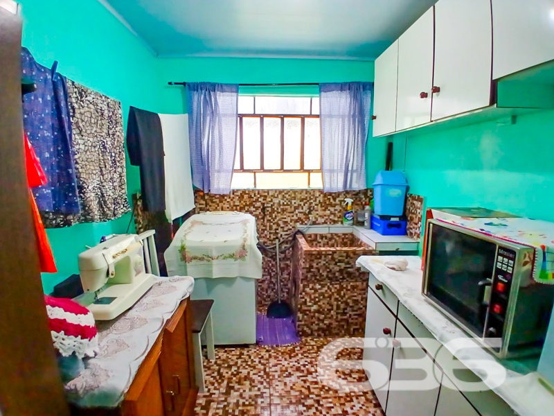 Para quem busca espaço, aconchego e localização estratégica no bairro Jardim Iririú!
Esta charmosa residência térrea está situada em uma rua pavimentada, em terreno plano com 210 m² – privilegiada pela iluminação natural durante todo o dia. A construção, sólida e funcional, conta com 104,40 m² de área, perfeita para quem valoriza praticidade sem abrir mão do conforto.
São 3 dormitórios amplos e bem iluminados, proporcionando privacidade e conforto para toda a família. A sala de estar convida ao convívio, com um ambiente acolhedor e bem distribuído. A cozinha, em estilo copa e cozinha conjugada, é equipada com armários planejados e bem ventilada, tornando o preparo das refeições mais prazeroso.
Além disso, o imóvel conta com 2 banheiros, área de serviço separada, despensa e 2 vagas de garagem cobertas. O quintal é um verdadeiro diferencial: área coberta com piso cerâmico, ideal para reuniões em família, plantas ornamentais, espaço para rede e até churrasqueira, caso deseje personalizar.
O jardim frontal e a área externa murada conferem segurança e privacidade, enquanto a conexão com internet por fibra ótica garante praticidade no dia a dia.
E mais: localização estratégica, próxima a vias de acesso, transporte público, escolas, shopping center, hospitais e serviços essenciais.
Aqui você tem a oportunidade de viver com tranquilidade e segurança em uma casa completa, que alia o aconchego do lar ao fácil acesso a tudo o que você precisa.
Não perca esta oportunidade única no Jardim Iririú! Agende uma visita com a 636 Negócios Imobiliários e venha conhecer seu novo lar.
636 NEGÓCIOS IMOBILIÁRIOS: A SUA MELHOR ESCOLHA
Com mais de 30 anos de experiência, a 636 Negócios Imobiliários é sua parceira ideal para encontrar o imóvel perfeito. Estamos prontos para ajudá-lo a fazer deste imóvel o seu novo lar.
Telefone: (47) 3451-0636
WhatsApp: (47) 99190-0636
Não perca esta oportunidade única. Visite nosso site para mais informações: i636.com.br