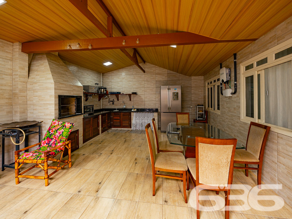 RESIDÊNCIA COM SALA COMERCIAL À VENDA NO BAIRRO ITAUM
Se você está procurando uma casa ampla e espaçosa em uma excelente localização, acabou de encontrar! Aqui, você estará próximo de todas as comodidades necessárias para o seu dia a dia, tais como terminal de ônibus, supermercados, escolas, farmácias e muito mais. Além disso, esta casa possui uma sala comercial, ideal para quem quer empreender e trabalhar em casa.
São 3 dormitórios amplos, onde você e sua família poderão desfrutar de conforto e privacidade. A cozinha e a copa são conjugadas, o que proporciona uma sensação de amplitude e facilita o preparo das refeições. A sala de estar é perfeita para reunir a família e os amigos em momentos de descontração e lazer. São 2 banheiros, garantindo praticidade e conforto para todos os moradores.
A casa conta com 2 vagas de garagem cobertas, portão eletrônico e alarme, oferecendo segurança e tranquilidade para você e sua família. Para os amantes de churrasco, há uma churrasqueira disponível para vocês aproveitarem bons momentos em família e amigos.
O terreno possui 439,20m² de área total, em formato de triângulo e localizado em esquina com duas ruas, o que proporciona uma sensação de liberdade e privacidade. A área construída é de 160,72m², proporcionando bastante espaço e conforto para todos os moradores.
Não perca essa oportunidade! Agende já sua visita e venha conhecer esta casa incrível.
Fale conosco e saiba mais:
Telefone: (47) 3451-0636
WhatsApp: (47) 99190-0636
Imobiliária 636.