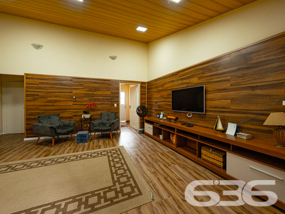 RESIDÊNCIA COM SALA COMERCIAL À VENDA NO BAIRRO ITAUM
Se você está procurando uma casa ampla e espaçosa em uma excelente localização, acabou de encontrar! Aqui, você estará próximo de todas as comodidades necessárias para o seu dia a dia, tais como terminal de ônibus, supermercados, escolas, farmácias e muito mais. Além disso, esta casa possui uma sala comercial, ideal para quem quer empreender e trabalhar em casa.
São 3 dormitórios amplos, onde você e sua família poderão desfrutar de conforto e privacidade. A cozinha e a copa são conjugadas, o que proporciona uma sensação de amplitude e facilita o preparo das refeições. A sala de estar é perfeita para reunir a família e os amigos em momentos de descontração e lazer. São 2 banheiros, garantindo praticidade e conforto para todos os moradores.
A casa conta com 2 vagas de garagem cobertas, portão eletrônico e alarme, oferecendo segurança e tranquilidade para você e sua família. Para os amantes de churrasco, há uma churrasqueira disponível para vocês aproveitarem bons momentos em família e amigos.
O terreno possui 439,20m² de área total, em formato de triângulo e localizado em esquina com duas ruas, o que proporciona uma sensação de liberdade e privacidade. A área construída é de 160,72m², proporcionando bastante espaço e conforto para todos os moradores.
Não perca essa oportunidade! Agende já sua visita e venha conhecer esta casa incrível.
Fale conosco e saiba mais:
Telefone: (47) 3451-0636
WhatsApp: (47) 99190-0636
Imobiliária 636.