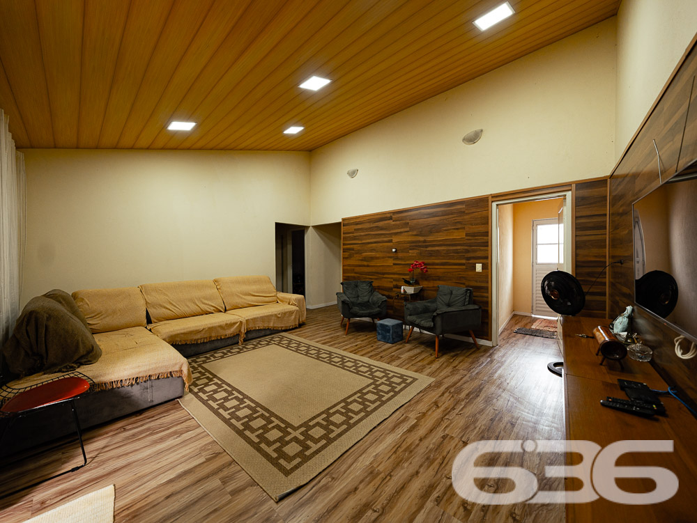 RESIDÊNCIA COM SALA COMERCIAL À VENDA NO BAIRRO ITAUM
Se você está procurando uma casa ampla e espaçosa em uma excelente localização, acabou de encontrar! Aqui, você estará próximo de todas as comodidades necessárias para o seu dia a dia, tais como terminal de ônibus, supermercados, escolas, farmácias e muito mais. Além disso, esta casa possui uma sala comercial, ideal para quem quer empreender e trabalhar em casa.
São 3 dormitórios amplos, onde você e sua família poderão desfrutar de conforto e privacidade. A cozinha e a copa são conjugadas, o que proporciona uma sensação de amplitude e facilita o preparo das refeições. A sala de estar é perfeita para reunir a família e os amigos em momentos de descontração e lazer. São 2 banheiros, garantindo praticidade e conforto para todos os moradores.
A casa conta com 2 vagas de garagem cobertas, portão eletrônico e alarme, oferecendo segurança e tranquilidade para você e sua família. Para os amantes de churrasco, há uma churrasqueira disponível para vocês aproveitarem bons momentos em família e amigos.
O terreno possui 439,20m² de área total, em formato de triângulo e localizado em esquina com duas ruas, o que proporciona uma sensação de liberdade e privacidade. A área construída é de 160,72m², proporcionando bastante espaço e conforto para todos os moradores.
Não perca essa oportunidade! Agende já sua visita e venha conhecer esta casa incrível.
Fale conosco e saiba mais:
Telefone: (47) 3451-0636
WhatsApp: (47) 99190-0636
Imobiliária 636.
