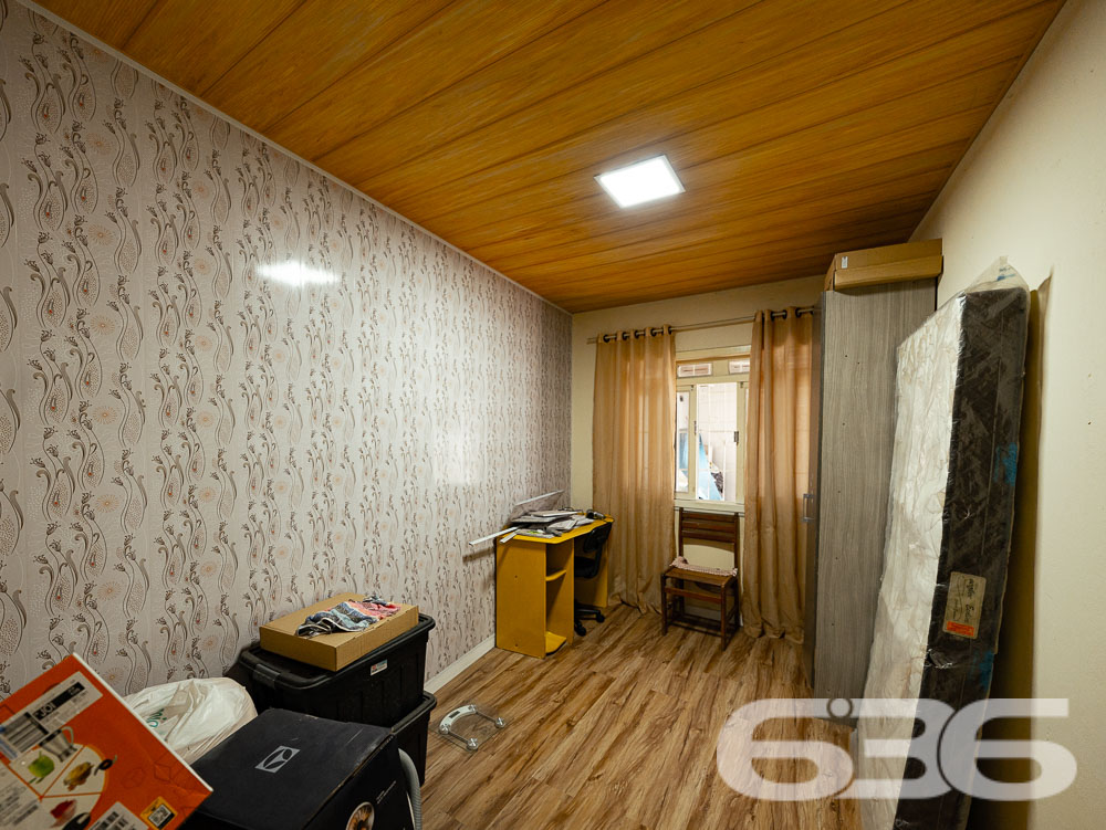 RESIDÊNCIA COM SALA COMERCIAL À VENDA NO BAIRRO ITAUM
Se você está procurando uma casa ampla e espaçosa em uma excelente localização, acabou de encontrar! Aqui, você estará próximo de todas as comodidades necessárias para o seu dia a dia, tais como terminal de ônibus, supermercados, escolas, farmácias e muito mais. Além disso, esta casa possui uma sala comercial, ideal para quem quer empreender e trabalhar em casa.
São 3 dormitórios amplos, onde você e sua família poderão desfrutar de conforto e privacidade. A cozinha e a copa são conjugadas, o que proporciona uma sensação de amplitude e facilita o preparo das refeições. A sala de estar é perfeita para reunir a família e os amigos em momentos de descontração e lazer. São 2 banheiros, garantindo praticidade e conforto para todos os moradores.
A casa conta com 2 vagas de garagem cobertas, portão eletrônico e alarme, oferecendo segurança e tranquilidade para você e sua família. Para os amantes de churrasco, há uma churrasqueira disponível para vocês aproveitarem bons momentos em família e amigos.
O terreno possui 439,20m² de área total, em formato de triângulo e localizado em esquina com duas ruas, o que proporciona uma sensação de liberdade e privacidade. A área construída é de 160,72m², proporcionando bastante espaço e conforto para todos os moradores.
Não perca essa oportunidade! Agende já sua visita e venha conhecer esta casa incrível.
Fale conosco e saiba mais:
Telefone: (47) 3451-0636
WhatsApp: (47) 99190-0636
Imobiliária 636.