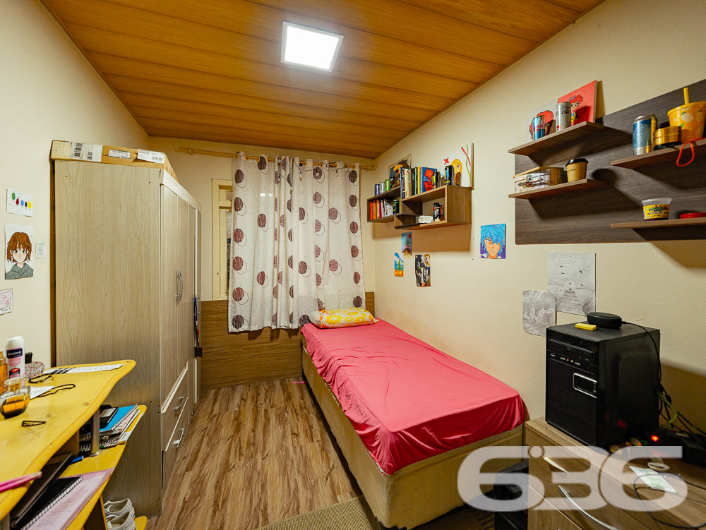RESIDÊNCIA COM SALA COMERCIAL À VENDA NO BAIRRO ITAUM
Se você está procurando uma casa ampla e espaçosa em uma excelente localização, acabou de encontrar! Aqui, você estará próximo de todas as comodidades necessárias para o seu dia a dia, tais como terminal de ônibus, supermercados, escolas, farmácias e muito mais. Além disso, esta casa possui uma sala comercial, ideal para quem quer empreender e trabalhar em casa.
São 3 dormitórios amplos, onde você e sua família poderão desfrutar de conforto e privacidade. A cozinha e a copa são conjugadas, o que proporciona uma sensação de amplitude e facilita o preparo das refeições. A sala de estar é perfeita para reunir a família e os amigos em momentos de descontração e lazer. São 2 banheiros, garantindo praticidade e conforto para todos os moradores.
A casa conta com 2 vagas de garagem cobertas, portão eletrônico e alarme, oferecendo segurança e tranquilidade para você e sua família. Para os amantes de churrasco, há uma churrasqueira disponível para vocês aproveitarem bons momentos em família e amigos.
O terreno possui 439,20m² de área total, em formato de triângulo e localizado em esquina com duas ruas, o que proporciona uma sensação de liberdade e privacidade. A área construída é de 160,72m², proporcionando bastante espaço e conforto para todos os moradores.
Não perca essa oportunidade! Agende já sua visita e venha conhecer esta casa incrível.
Fale conosco e saiba mais:
Telefone: (47) 3451-0636
WhatsApp: (47) 99190-0636
Imobiliária 636.