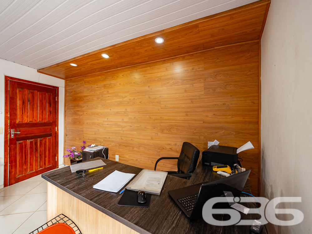 RESIDÊNCIA COM SALA COMERCIAL À VENDA NO BAIRRO ITAUM
Se você está procurando uma casa ampla e espaçosa em uma excelente localização, acabou de encontrar! Aqui, você estará próximo de todas as comodidades necessárias para o seu dia a dia, tais como terminal de ônibus, supermercados, escolas, farmácias e muito mais. Além disso, esta casa possui uma sala comercial, ideal para quem quer empreender e trabalhar em casa.
São 3 dormitórios amplos, onde você e sua família poderão desfrutar de conforto e privacidade. A cozinha e a copa são conjugadas, o que proporciona uma sensação de amplitude e facilita o preparo das refeições. A sala de estar é perfeita para reunir a família e os amigos em momentos de descontração e lazer. São 2 banheiros, garantindo praticidade e conforto para todos os moradores.
A casa conta com 2 vagas de garagem cobertas, portão eletrônico e alarme, oferecendo segurança e tranquilidade para você e sua família. Para os amantes de churrasco, há uma churrasqueira disponível para vocês aproveitarem bons momentos em família e amigos.
O terreno possui 439,20m² de área total, em formato de triângulo e localizado em esquina com duas ruas, o que proporciona uma sensação de liberdade e privacidade. A área construída é de 160,72m², proporcionando bastante espaço e conforto para todos os moradores.
Não perca essa oportunidade! Agende já sua visita e venha conhecer esta casa incrível.
Fale conosco e saiba mais:
Telefone: (47) 3451-0636
WhatsApp: (47) 99190-0636
Imobiliária 636.