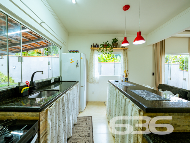 Sua nova casa no bairro Itaum, em Joinville, está aqui!

Com localização privilegiada, esta residência térrea entrega conforto, funcionalidade e uma vista encantadora graças à sua posição elevada. Estuda permuta.

O imóvel conta com 91m² de área, inclusive com área de festas! Tudo isso sobre um terreno plano, murado, com 377m² em um ponto estratégico do bairro Itaum.

Ao entrar, você encontrará uma sala de estar integrada à cozinha com móveis planejados, bancadas em granito e detalhes em madeira que acolhem com muito charme. A área social também se conecta com uma área externa coberta perfeita para confraternizações com amigos e familiares.

A casa possui 2 dormitórios, sendo uma suíte com closet, além de um segundo dormitório. Há ainda um terceiro cômodo que pode ser adaptado como dormitório, escritório ou mesmo transformado em mais uma suíte. O banheiro social é amplo e completo, e todos os ambientes internos possuem acabamento em gesso, que reforça o cuidado e capricho presentes em cada detalhe desta casa muito bem cuidada.

Além da estrutura, ficam inclusos no imóvel: móveis planejados na cozinha, condicionadores de ar, móveis embutidos e janelas amplas que favorecem a entrada de luz natural.

A residência conta ainda com garagem coberta, jardim, área de serviço independente e um agradável espaço externo com gramado. Tudo isso em uma localização que oferece acesso rápido a escolas, supermercados, hospitais, serviços essenciais, transporte público e até shopping center.

Agende sua visita com a 636 Negócios Imobiliários e venha conhecer o seu novo lar.

636 NEGÓCIOS IMOBILIÁRIOS: A SUA MELHOR ESCOLHA
Com mais de 30 anos de experiência, a 636 Negócios Imobiliários é sua parceira ideal para encontrar o imóvel perfeito. Estamos prontos para ajudá-lo a fazer deste imóvel o seu novo lar.
 
Telefone: (47) 3451-0636
WhatsApp: (47) 99190-0636
 
Não perca esta oportunidade única. Visite nosso site para mais informações: i636.com.br