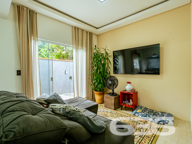 Sua nova casa no bairro Itaum, em Joinville, está aqui!

Com localização privilegiada, esta residência térrea entrega conforto, funcionalidade e uma vista encantadora graças à sua posição elevada. Estuda permuta.

O imóvel conta com 91m² de área, inclusive com área de festas! Tudo isso sobre um terreno plano, murado, com 377m² em um ponto estratégico do bairro Itaum.

Ao entrar, você encontrará uma sala de estar integrada à cozinha com móveis planejados, bancadas em granito e detalhes em madeira que acolhem com muito charme. A área social também se conecta com uma área externa coberta perfeita para confraternizações com amigos e familiares.

A casa possui 2 dormitórios, sendo uma suíte com closet, além de um segundo dormitório. Há ainda um terceiro cômodo que pode ser adaptado como dormitório, escritório ou mesmo transformado em mais uma suíte. O banheiro social é amplo e completo, e todos os ambientes internos possuem acabamento em gesso, que reforça o cuidado e capricho presentes em cada detalhe desta casa muito bem cuidada.

Além da estrutura, ficam inclusos no imóvel: móveis planejados na cozinha, condicionadores de ar, móveis embutidos e janelas amplas que favorecem a entrada de luz natural.

A residência conta ainda com garagem coberta, jardim, área de serviço independente e um agradável espaço externo com gramado. Tudo isso em uma localização que oferece acesso rápido a escolas, supermercados, hospitais, serviços essenciais, transporte público e até shopping center.

Agende sua visita com a 636 Negócios Imobiliários e venha conhecer o seu novo lar.

636 NEGÓCIOS IMOBILIÁRIOS: A SUA MELHOR ESCOLHA
Com mais de 30 anos de experiência, a 636 Negócios Imobiliários é sua parceira ideal para encontrar o imóvel perfeito. Estamos prontos para ajudá-lo a fazer deste imóvel o seu novo lar.
 
Telefone: (47) 3451-0636
WhatsApp: (47) 99190-0636
 
Não perca esta oportunidade única. Visite nosso site para mais informações: i636.com.br