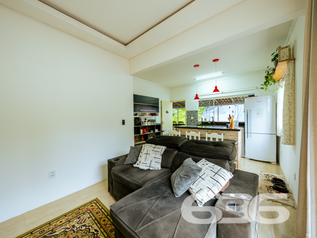Sua nova casa no bairro Itaum, em Joinville, está aqui!

Com localização privilegiada, esta residência térrea entrega conforto, funcionalidade e uma vista encantadora graças à sua posição elevada. Estuda permuta.

O imóvel conta com 91m² de área, inclusive com área de festas! Tudo isso sobre um terreno plano, murado, com 377m² em um ponto estratégico do bairro Itaum.

Ao entrar, você encontrará uma sala de estar integrada à cozinha com móveis planejados, bancadas em granito e detalhes em madeira que acolhem com muito charme. A área social também se conecta com uma área externa coberta perfeita para confraternizações com amigos e familiares.

A casa possui 2 dormitórios, sendo uma suíte com closet, além de um segundo dormitório. Há ainda um terceiro cômodo que pode ser adaptado como dormitório, escritório ou mesmo transformado em mais uma suíte. O banheiro social é amplo e completo, e todos os ambientes internos possuem acabamento em gesso, que reforça o cuidado e capricho presentes em cada detalhe desta casa muito bem cuidada.

Além da estrutura, ficam inclusos no imóvel: móveis planejados na cozinha, condicionadores de ar, móveis embutidos e janelas amplas que favorecem a entrada de luz natural.

A residência conta ainda com garagem coberta, jardim, área de serviço independente e um agradável espaço externo com gramado. Tudo isso em uma localização que oferece acesso rápido a escolas, supermercados, hospitais, serviços essenciais, transporte público e até shopping center.

Agende sua visita com a 636 Negócios Imobiliários e venha conhecer o seu novo lar.

636 NEGÓCIOS IMOBILIÁRIOS: A SUA MELHOR ESCOLHA
Com mais de 30 anos de experiência, a 636 Negócios Imobiliários é sua parceira ideal para encontrar o imóvel perfeito. Estamos prontos para ajudá-lo a fazer deste imóvel o seu novo lar.
 
Telefone: (47) 3451-0636
WhatsApp: (47) 99190-0636
 
Não perca esta oportunidade única. Visite nosso site para mais informações: i636.com.br