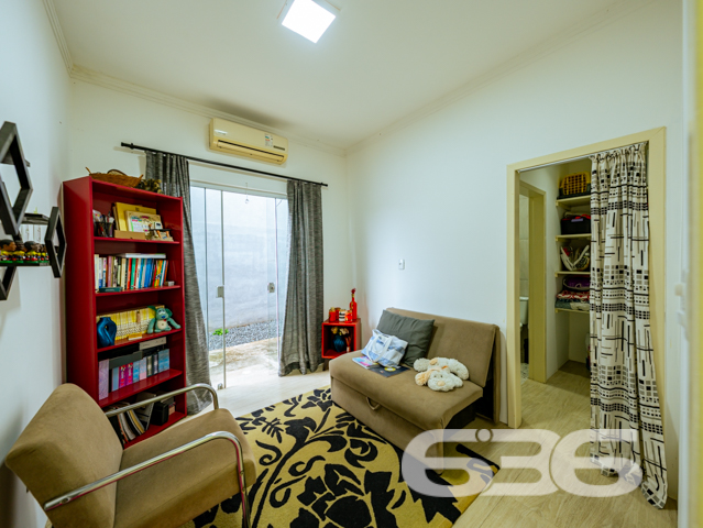 Sua nova casa no bairro Itaum, em Joinville, está aqui!

Com localização privilegiada, esta residência térrea entrega conforto, funcionalidade e uma vista encantadora graças à sua posição elevada. Estuda permuta.

O imóvel conta com 91m² de área, inclusive com área de festas! Tudo isso sobre um terreno plano, murado, com 377m² em um ponto estratégico do bairro Itaum.

Ao entrar, você encontrará uma sala de estar integrada à cozinha com móveis planejados, bancadas em granito e detalhes em madeira que acolhem com muito charme. A área social também se conecta com uma área externa coberta perfeita para confraternizações com amigos e familiares.

A casa possui 2 dormitórios, sendo uma suíte com closet, além de um segundo dormitório. Há ainda um terceiro cômodo que pode ser adaptado como dormitório, escritório ou mesmo transformado em mais uma suíte. O banheiro social é amplo e completo, e todos os ambientes internos possuem acabamento em gesso, que reforça o cuidado e capricho presentes em cada detalhe desta casa muito bem cuidada.

Além da estrutura, ficam inclusos no imóvel: móveis planejados na cozinha, condicionadores de ar, móveis embutidos e janelas amplas que favorecem a entrada de luz natural.

A residência conta ainda com garagem coberta, jardim, área de serviço independente e um agradável espaço externo com gramado. Tudo isso em uma localização que oferece acesso rápido a escolas, supermercados, hospitais, serviços essenciais, transporte público e até shopping center.

Agende sua visita com a 636 Negócios Imobiliários e venha conhecer o seu novo lar.

636 NEGÓCIOS IMOBILIÁRIOS: A SUA MELHOR ESCOLHA
Com mais de 30 anos de experiência, a 636 Negócios Imobiliários é sua parceira ideal para encontrar o imóvel perfeito. Estamos prontos para ajudá-lo a fazer deste imóvel o seu novo lar.
 
Telefone: (47) 3451-0636
WhatsApp: (47) 99190-0636
 
Não perca esta oportunidade única. Visite nosso site para mais informações: i636.com.br
