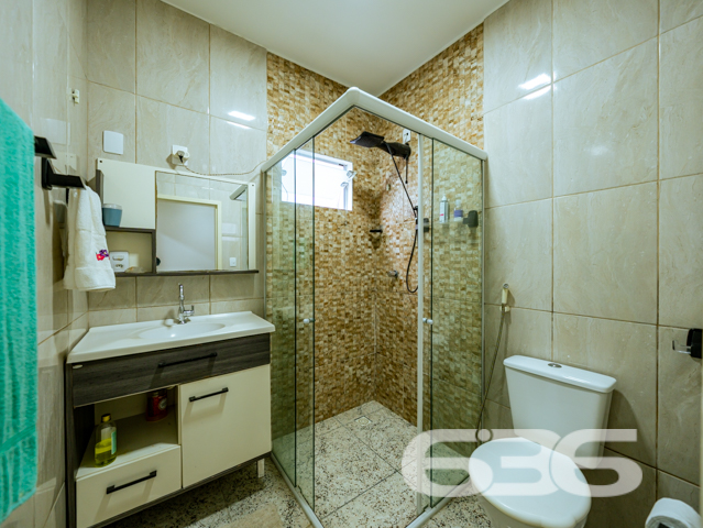 Sua nova casa no bairro Itaum, em Joinville, está aqui!

Com localização privilegiada, esta residência térrea entrega conforto, funcionalidade e uma vista encantadora graças à sua posição elevada. Estuda permuta.

O imóvel conta com 91m² de área, inclusive com área de festas! Tudo isso sobre um terreno plano, murado, com 377m² em um ponto estratégico do bairro Itaum.

Ao entrar, você encontrará uma sala de estar integrada à cozinha com móveis planejados, bancadas em granito e detalhes em madeira que acolhem com muito charme. A área social também se conecta com uma área externa coberta perfeita para confraternizações com amigos e familiares.

A casa possui 2 dormitórios, sendo uma suíte com closet, além de um segundo dormitório. Há ainda um terceiro cômodo que pode ser adaptado como dormitório, escritório ou mesmo transformado em mais uma suíte. O banheiro social é amplo e completo, e todos os ambientes internos possuem acabamento em gesso, que reforça o cuidado e capricho presentes em cada detalhe desta casa muito bem cuidada.

Além da estrutura, ficam inclusos no imóvel: móveis planejados na cozinha, condicionadores de ar, móveis embutidos e janelas amplas que favorecem a entrada de luz natural.

A residência conta ainda com garagem coberta, jardim, área de serviço independente e um agradável espaço externo com gramado. Tudo isso em uma localização que oferece acesso rápido a escolas, supermercados, hospitais, serviços essenciais, transporte público e até shopping center.

Agende sua visita com a 636 Negócios Imobiliários e venha conhecer o seu novo lar.

636 NEGÓCIOS IMOBILIÁRIOS: A SUA MELHOR ESCOLHA
Com mais de 30 anos de experiência, a 636 Negócios Imobiliários é sua parceira ideal para encontrar o imóvel perfeito. Estamos prontos para ajudá-lo a fazer deste imóvel o seu novo lar.
 
Telefone: (47) 3451-0636
WhatsApp: (47) 99190-0636
 
Não perca esta oportunidade única. Visite nosso site para mais informações: i636.com.br