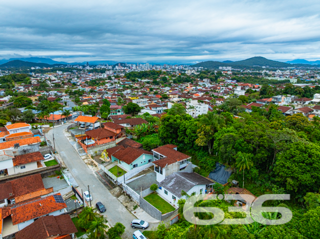 Sua nova casa no bairro Itaum, em Joinville, está aqui!

Com localização privilegiada, esta residência térrea entrega conforto, funcionalidade e uma vista encantadora graças à sua posição elevada. Estuda permuta.

O imóvel conta com 91m² de área, inclusive com área de festas! Tudo isso sobre um terreno plano, murado, com 377m² em um ponto estratégico do bairro Itaum.

Ao entrar, você encontrará uma sala de estar integrada à cozinha com móveis planejados, bancadas em granito e detalhes em madeira que acolhem com muito charme. A área social também se conecta com uma área externa coberta perfeita para confraternizações com amigos e familiares.

A casa possui 2 dormitórios, sendo uma suíte com closet, além de um segundo dormitório. Há ainda um terceiro cômodo que pode ser adaptado como dormitório, escritório ou mesmo transformado em mais uma suíte. O banheiro social é amplo e completo, e todos os ambientes internos possuem acabamento em gesso, que reforça o cuidado e capricho presentes em cada detalhe desta casa muito bem cuidada.

Além da estrutura, ficam inclusos no imóvel: móveis planejados na cozinha, condicionadores de ar, móveis embutidos e janelas amplas que favorecem a entrada de luz natural.

A residência conta ainda com garagem coberta, jardim, área de serviço independente e um agradável espaço externo com gramado. Tudo isso em uma localização que oferece acesso rápido a escolas, supermercados, hospitais, serviços essenciais, transporte público e até shopping center.

Agende sua visita com a 636 Negócios Imobiliários e venha conhecer o seu novo lar.

636 NEGÓCIOS IMOBILIÁRIOS: A SUA MELHOR ESCOLHA
Com mais de 30 anos de experiência, a 636 Negócios Imobiliários é sua parceira ideal para encontrar o imóvel perfeito. Estamos prontos para ajudá-lo a fazer deste imóvel o seu novo lar.
 
Telefone: (47) 3451-0636
WhatsApp: (47) 99190-0636
 
Não perca esta oportunidade única. Visite nosso site para mais informações: i636.com.br